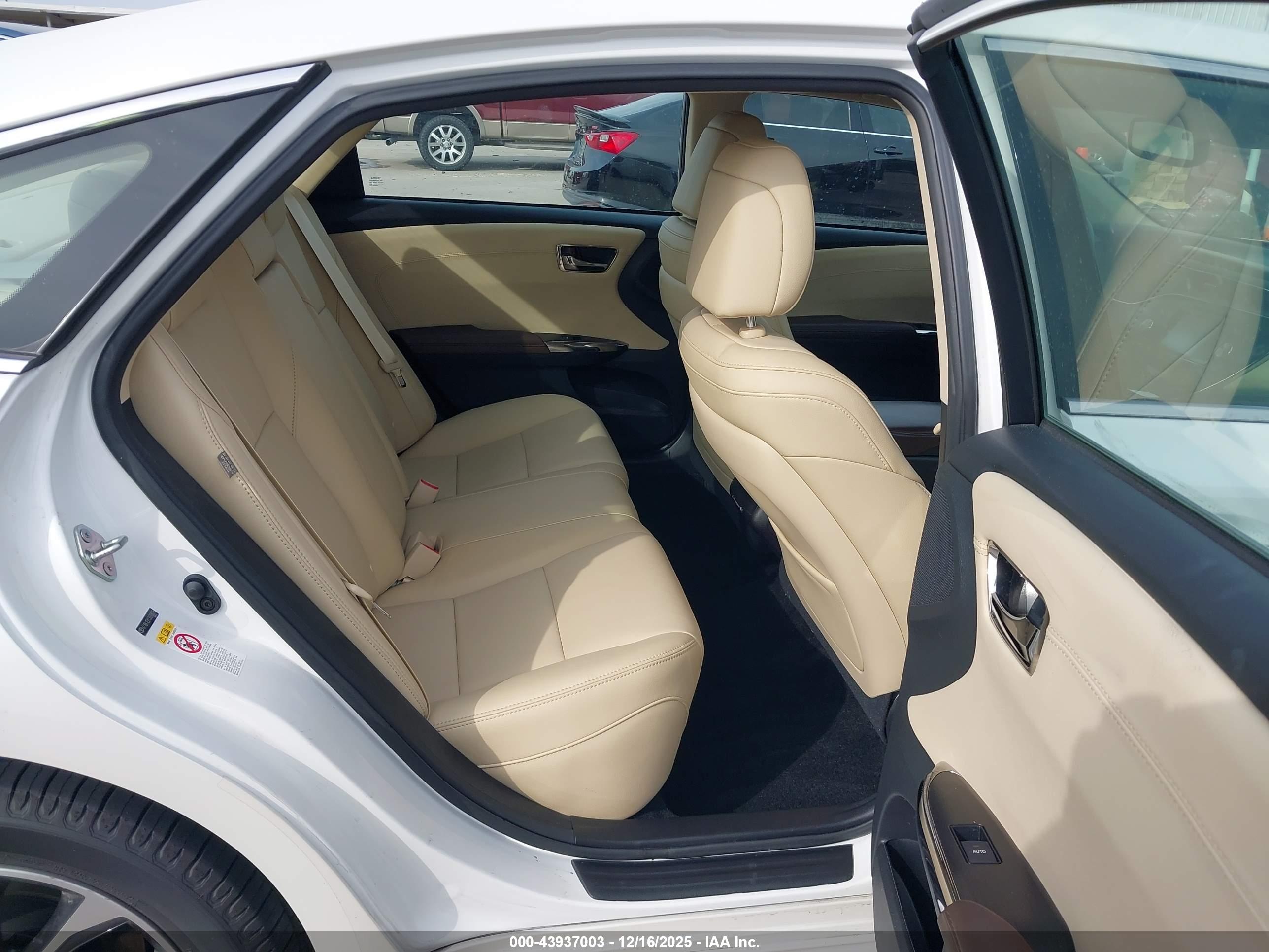 TOYOTA AVALON image 8