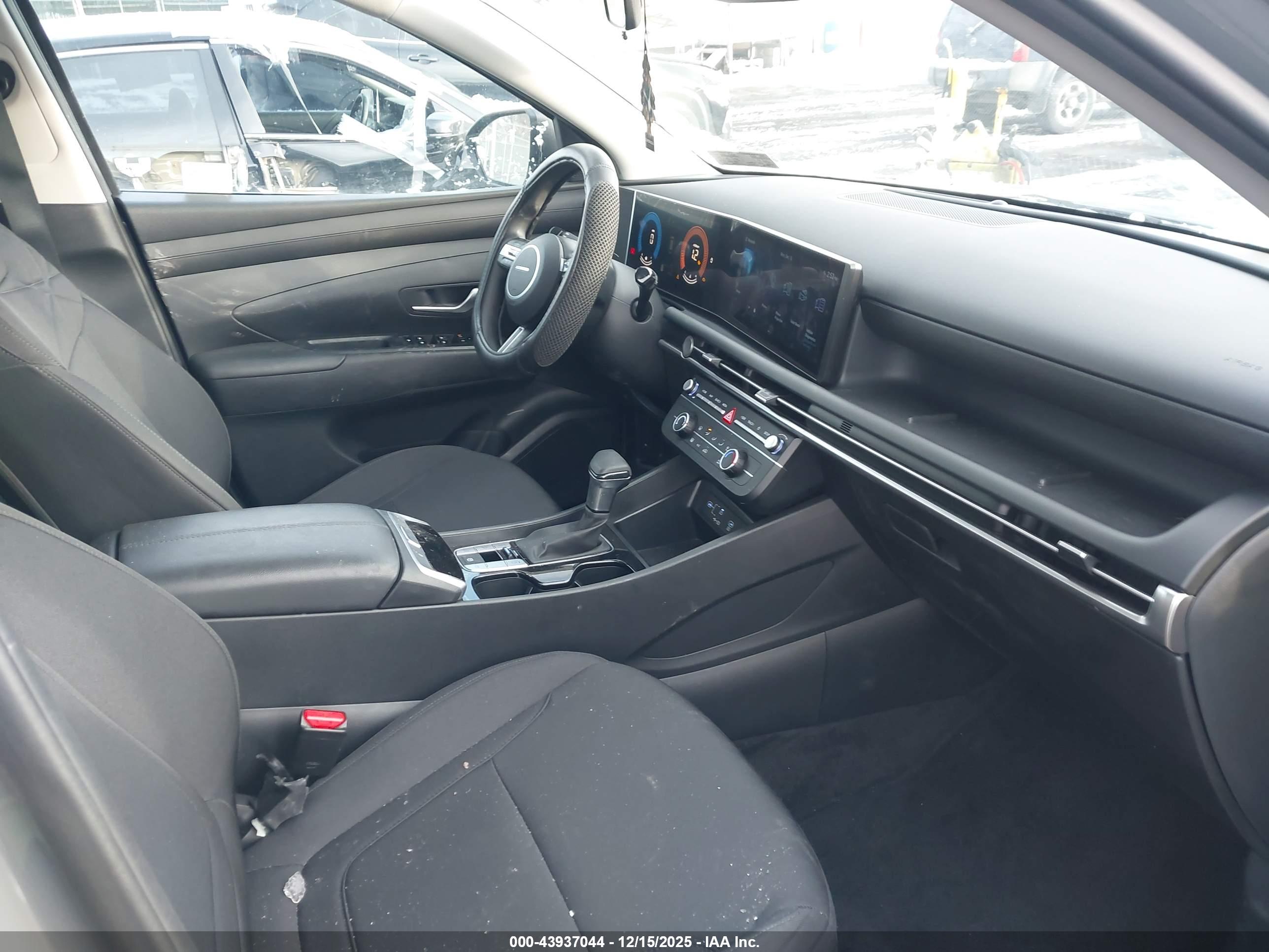 HYUNDAI TUCSON image 5