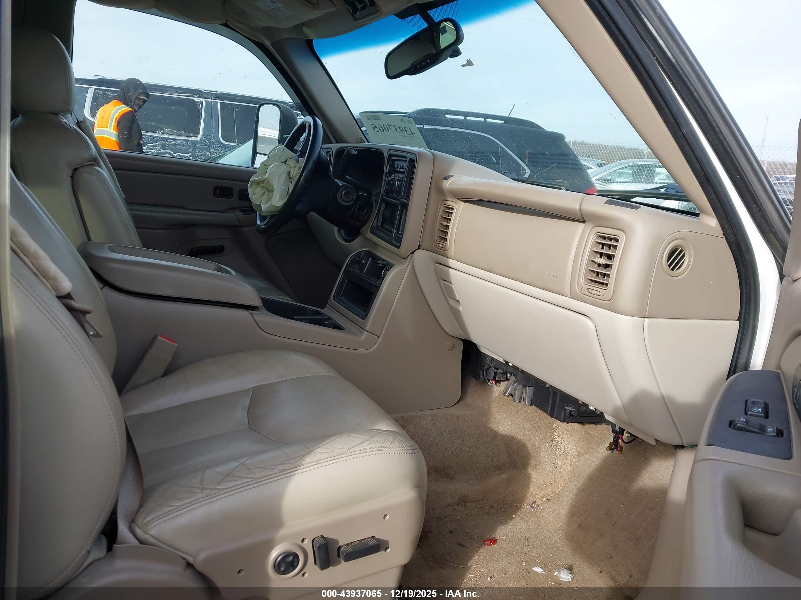 CHEVROLET TAHOE image 5