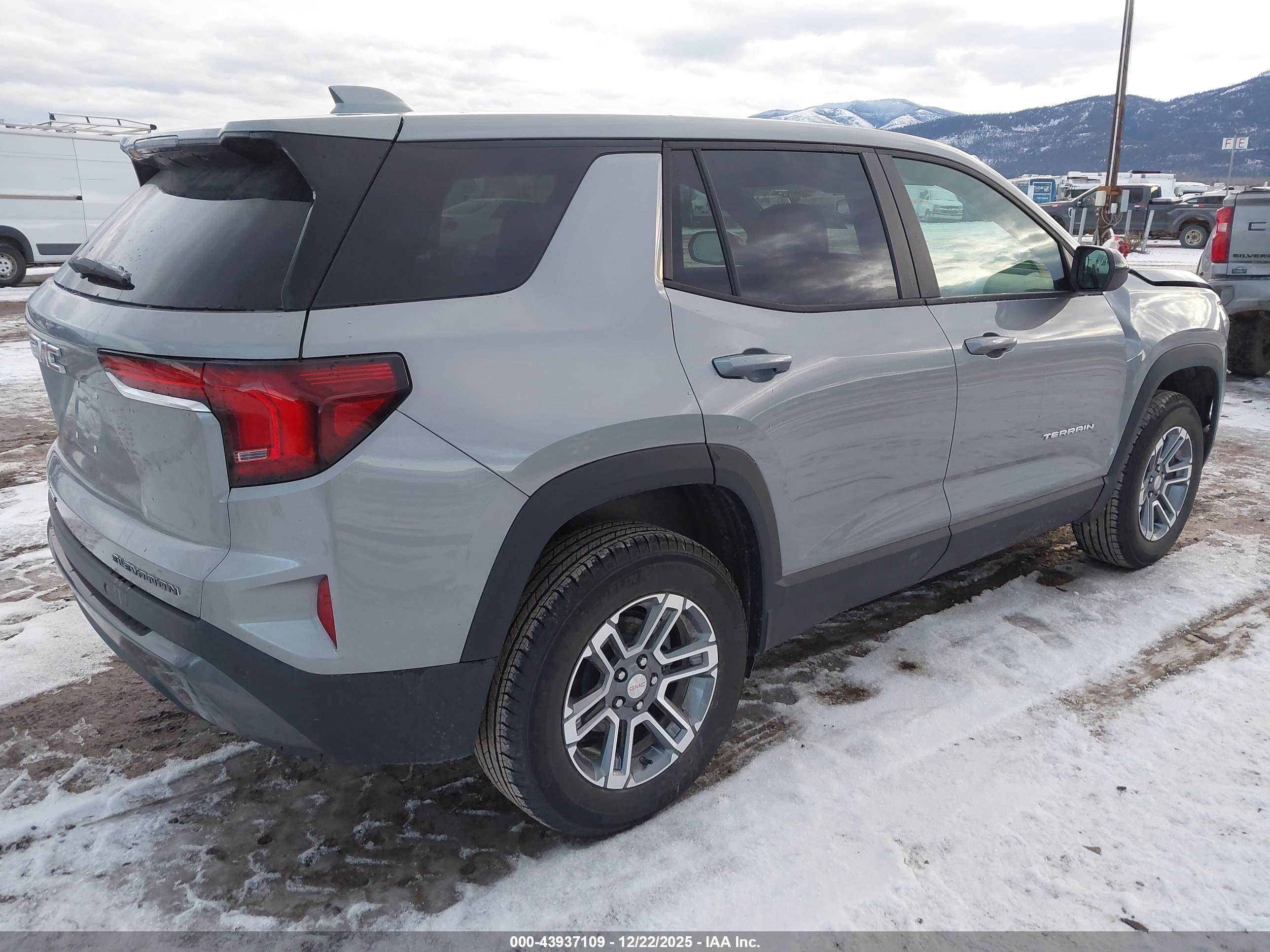 GMC TERRAIN image 4