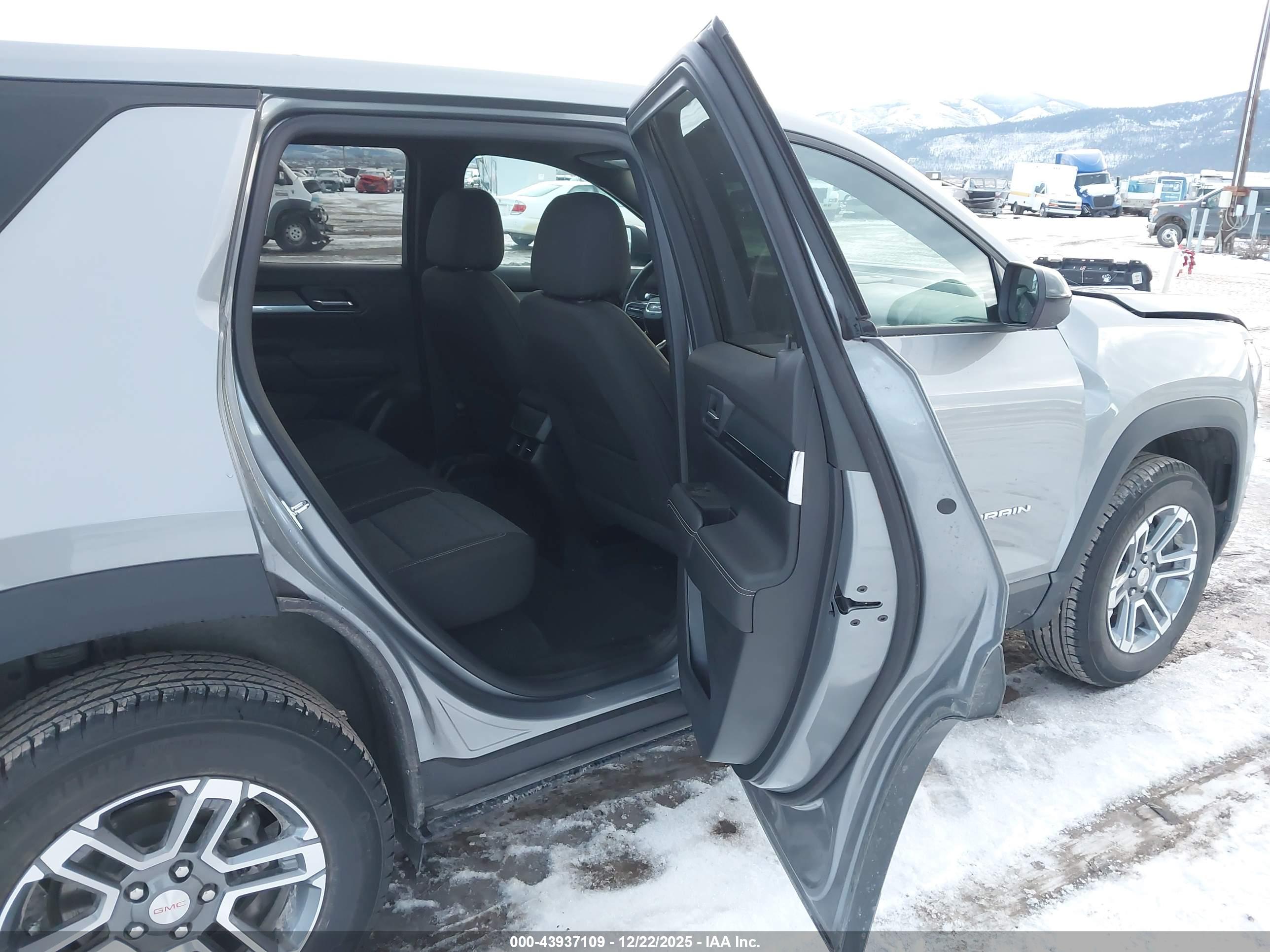 GMC TERRAIN image 8