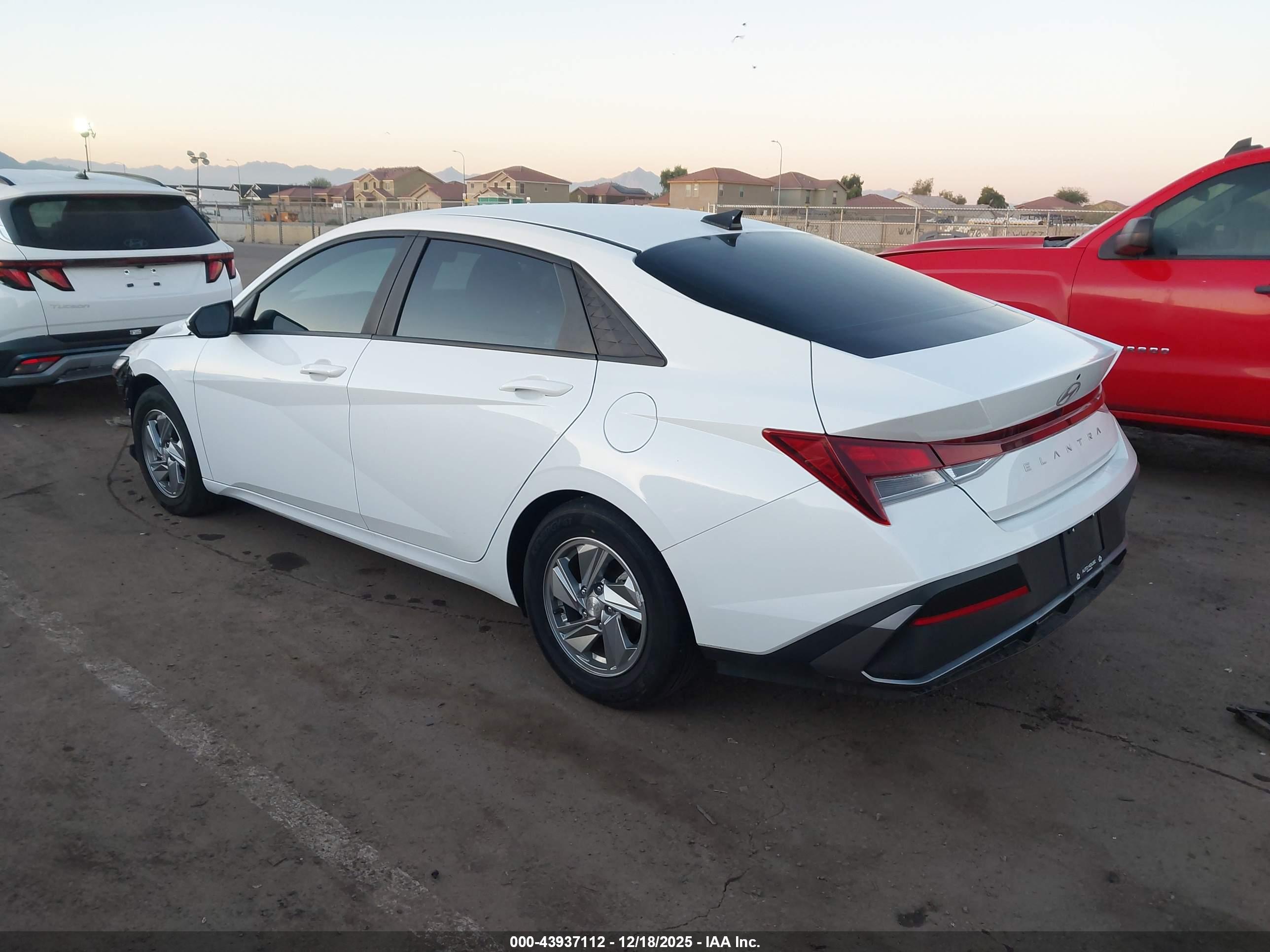 HYUNDAI ELANTRA image 3