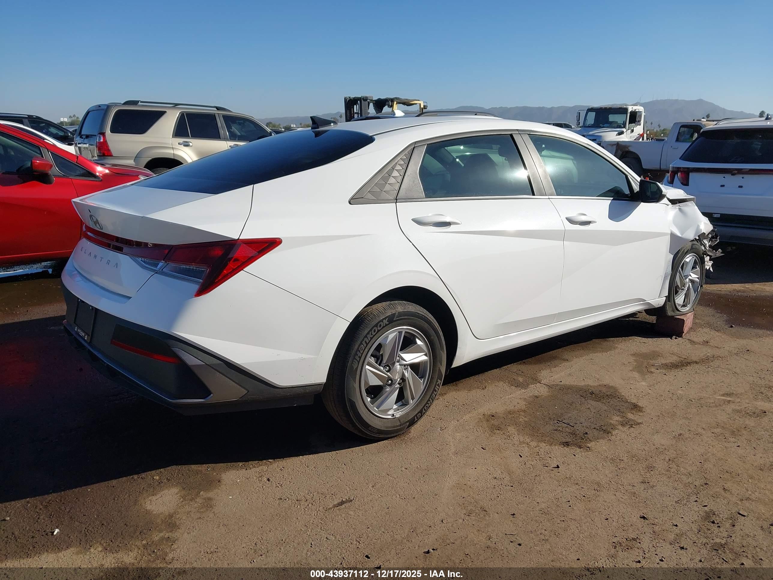 HYUNDAI ELANTRA image 4