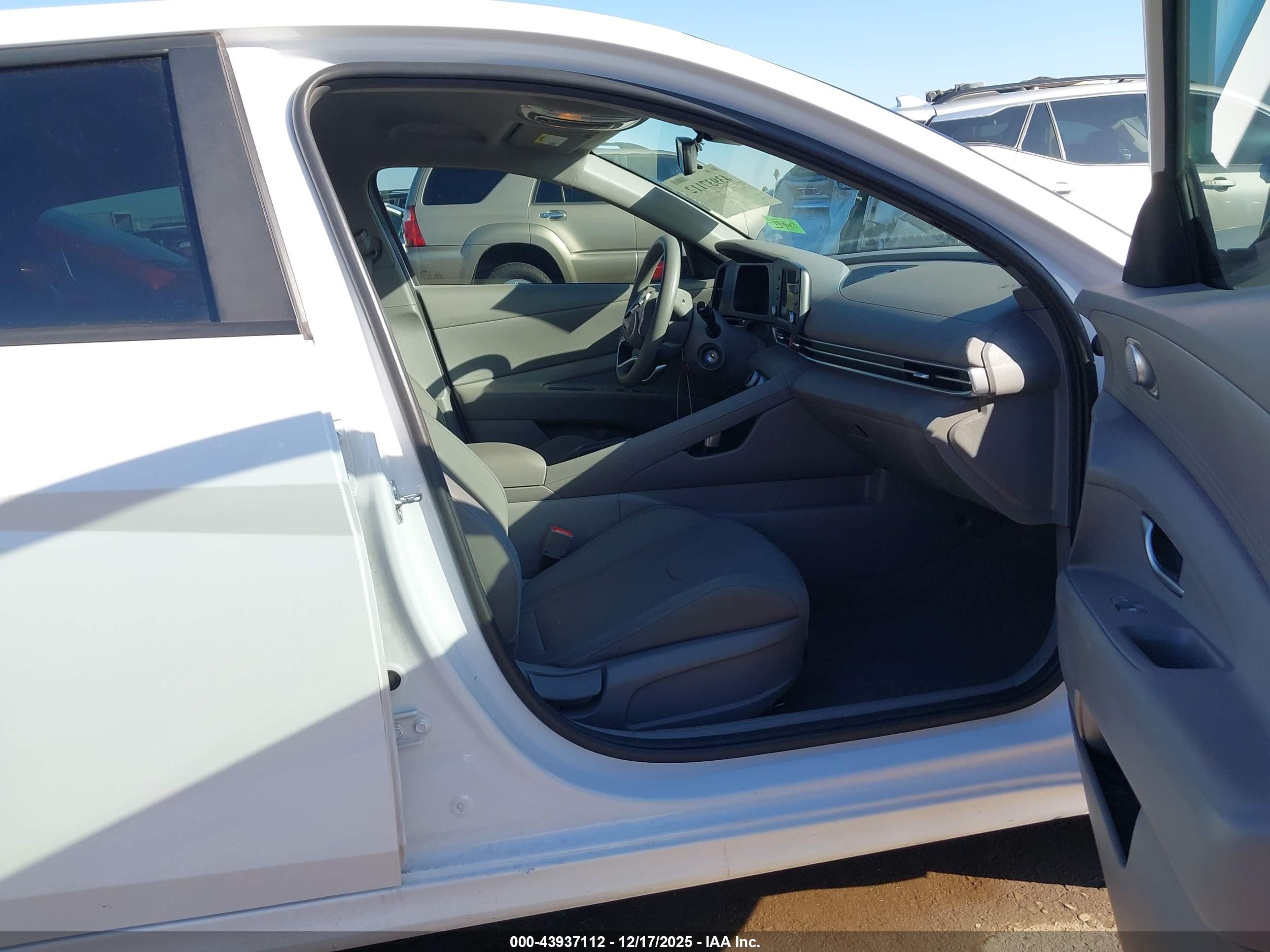 HYUNDAI ELANTRA image 5