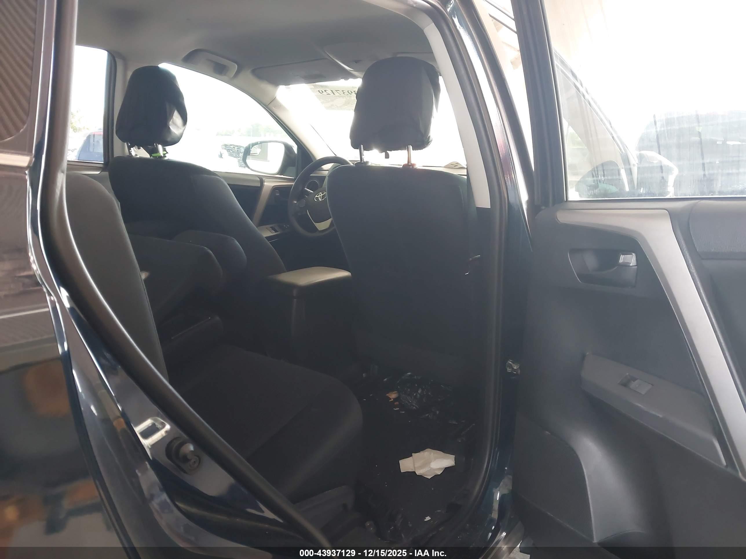 TOYOTA RAV4 image 8