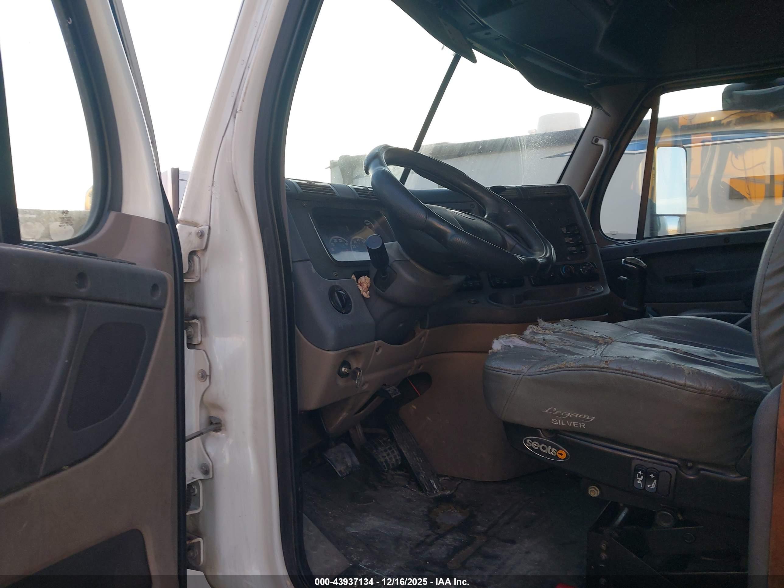 FREIGHTLINER CASCADIA image 8