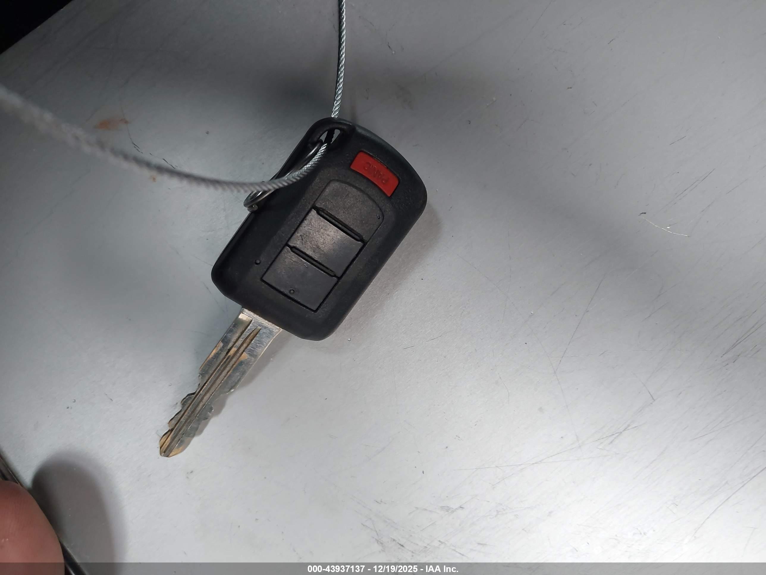 MITSUBISHI OUTLANDER image 11