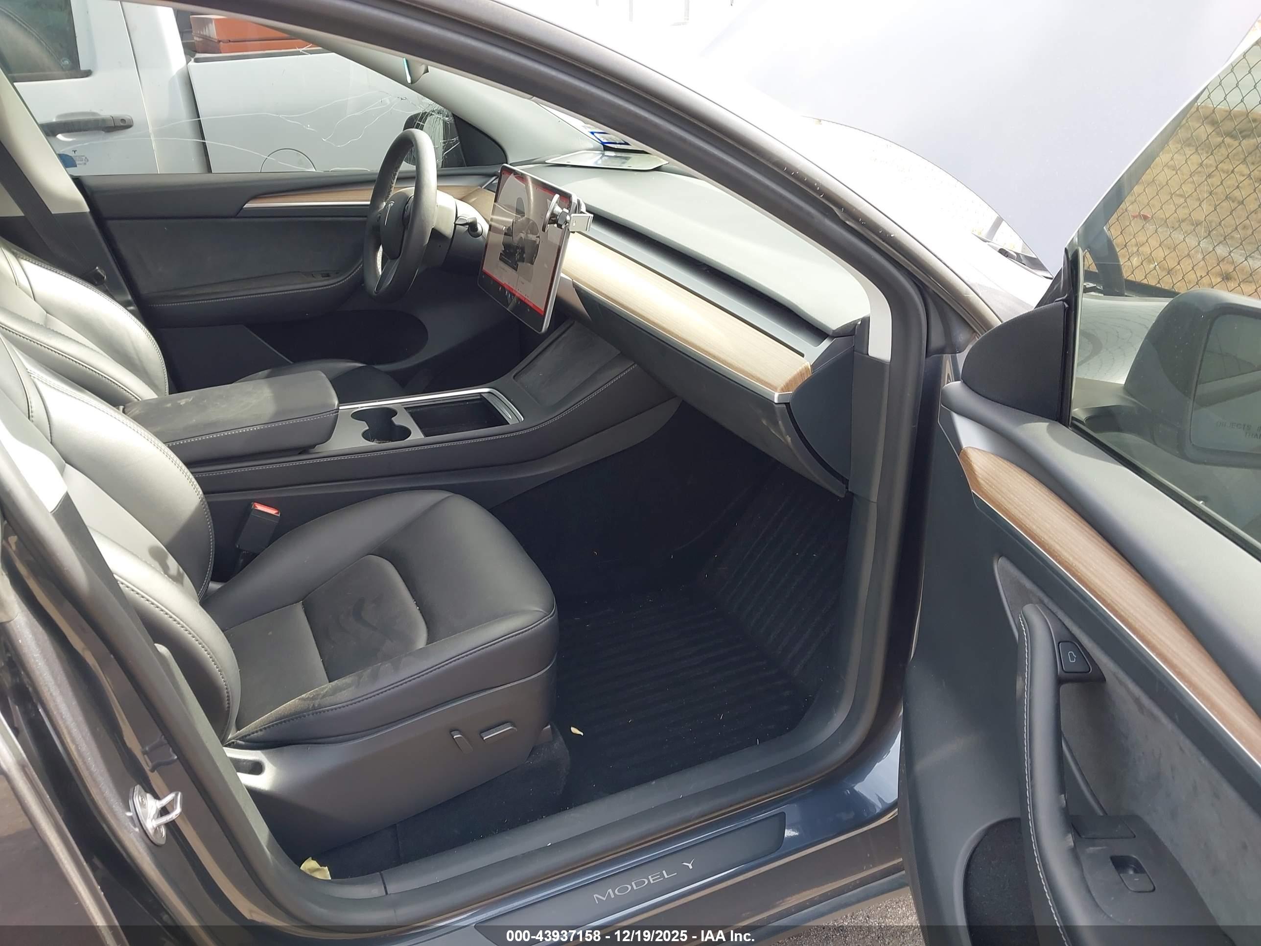 TESLA MODEL image 5