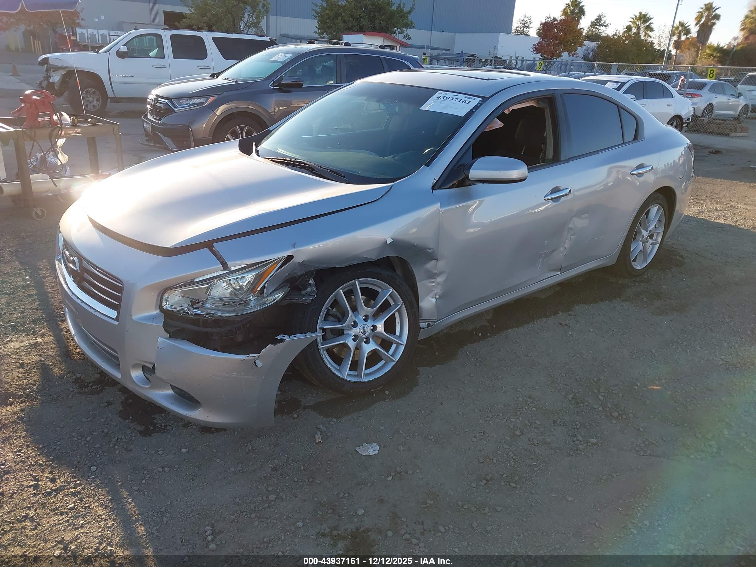 NISSAN MAXIMA image 2