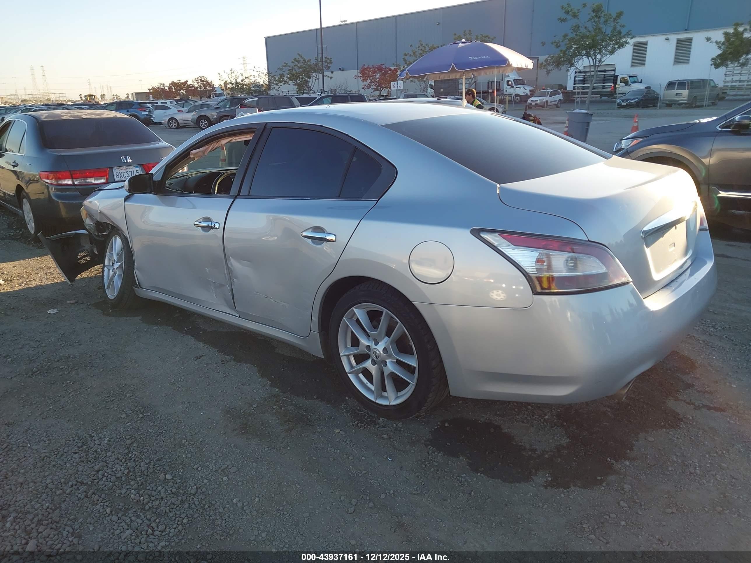 NISSAN MAXIMA image 3