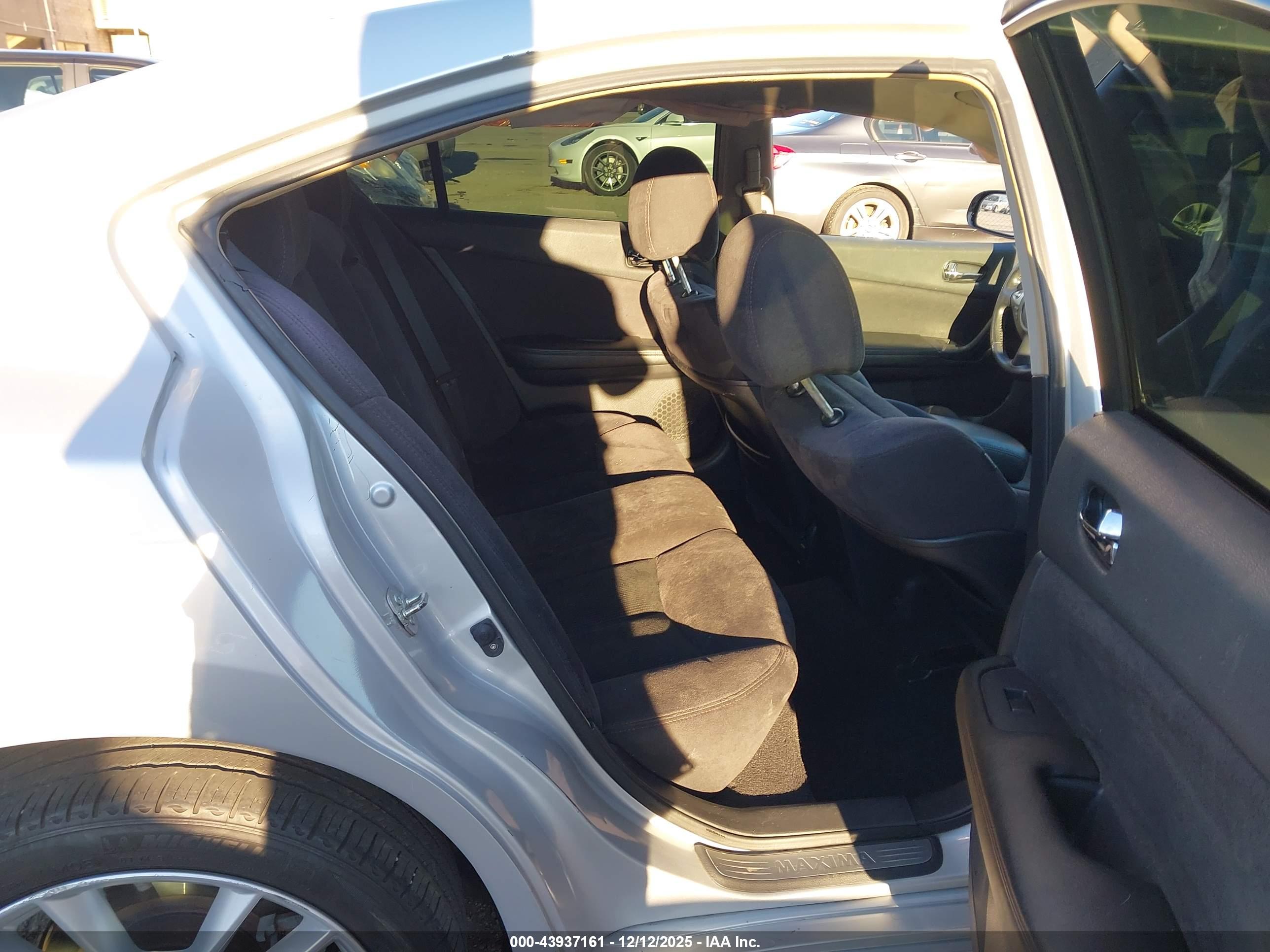 NISSAN MAXIMA image 8