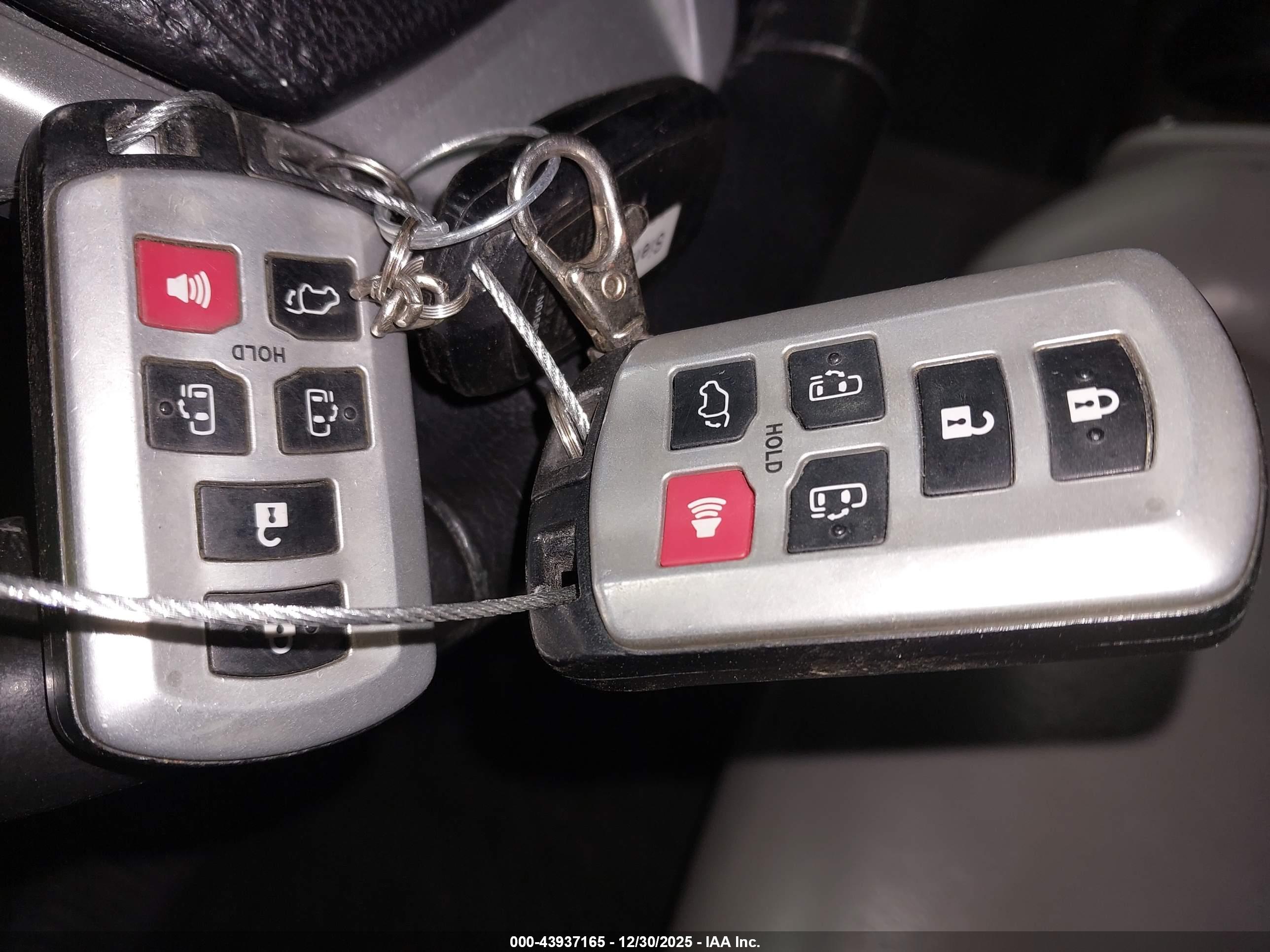 TOYOTA SIENNA image 11
