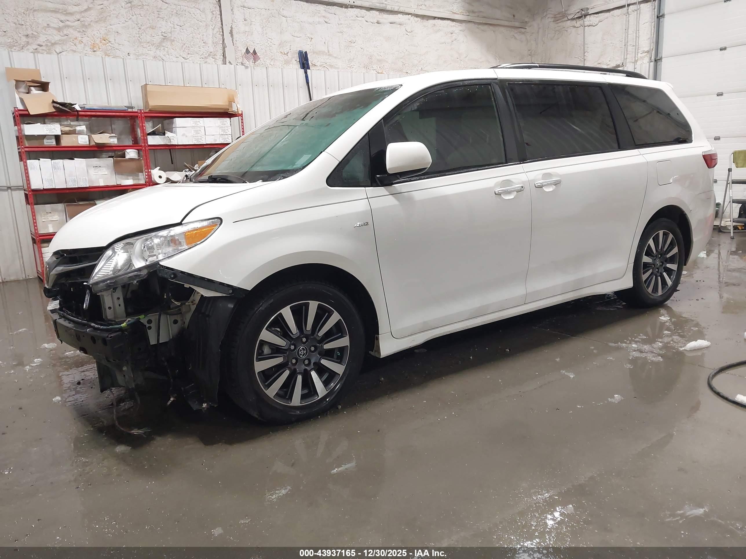 TOYOTA SIENNA image 2