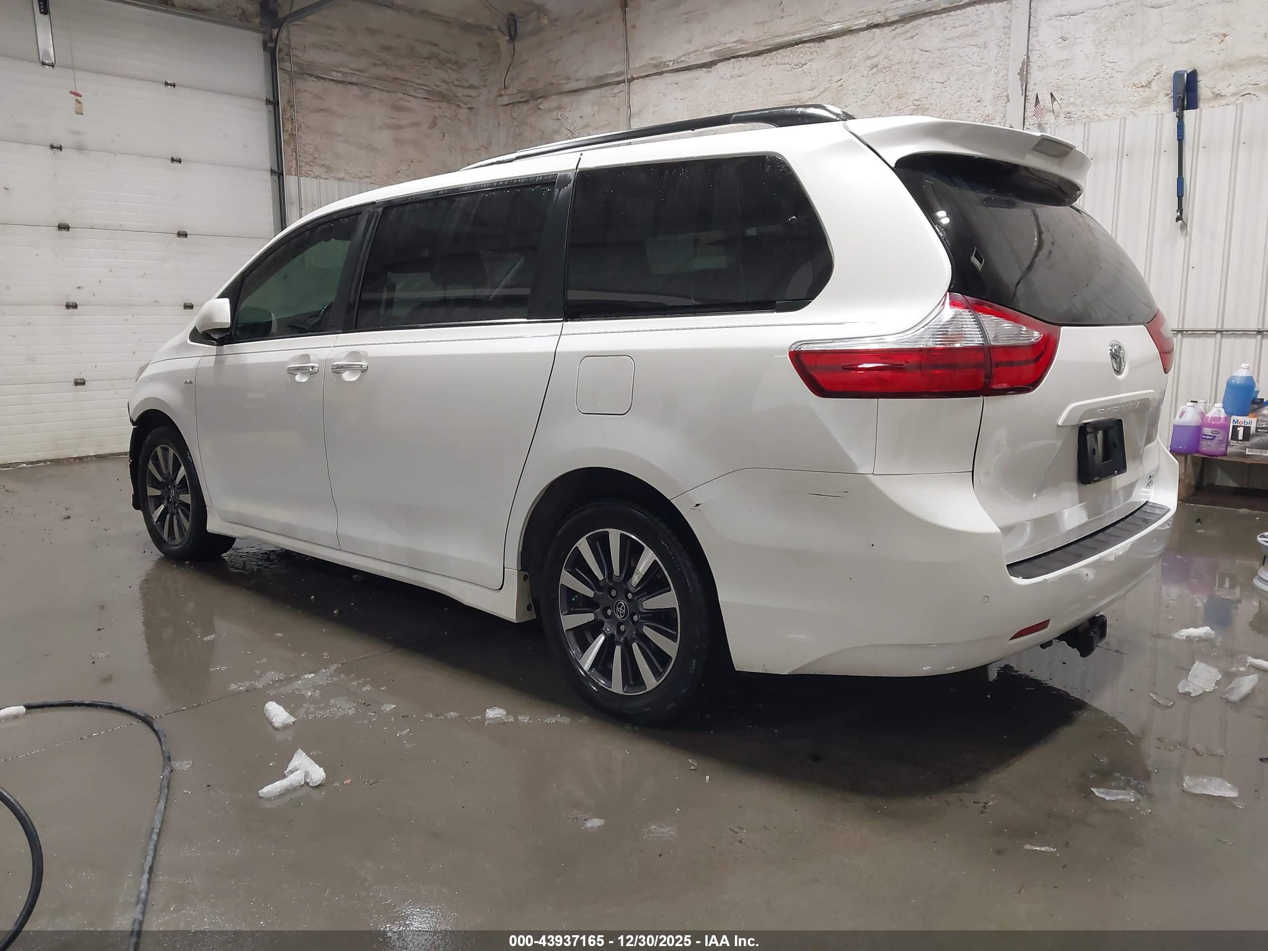 TOYOTA SIENNA image 3