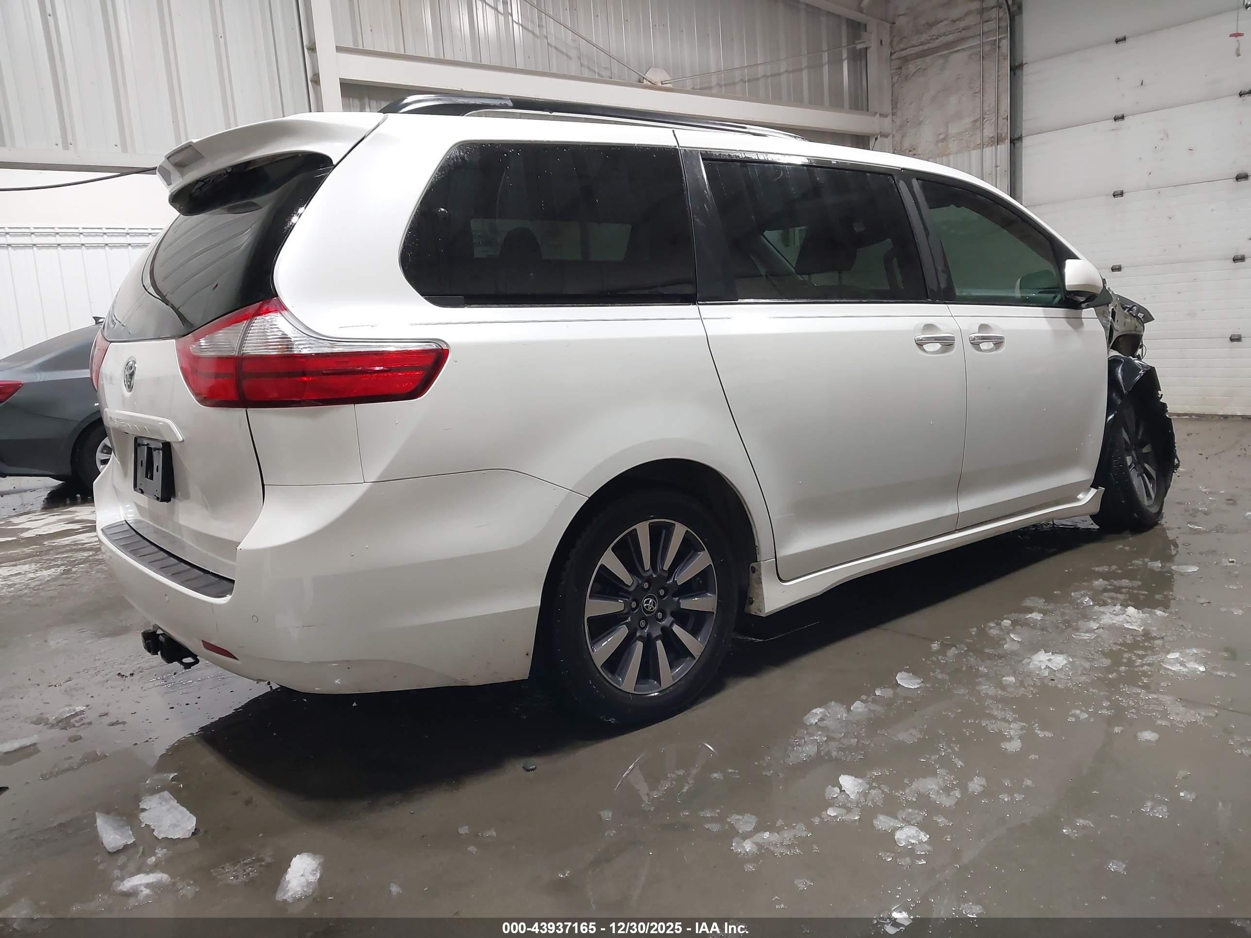 TOYOTA SIENNA image 4
