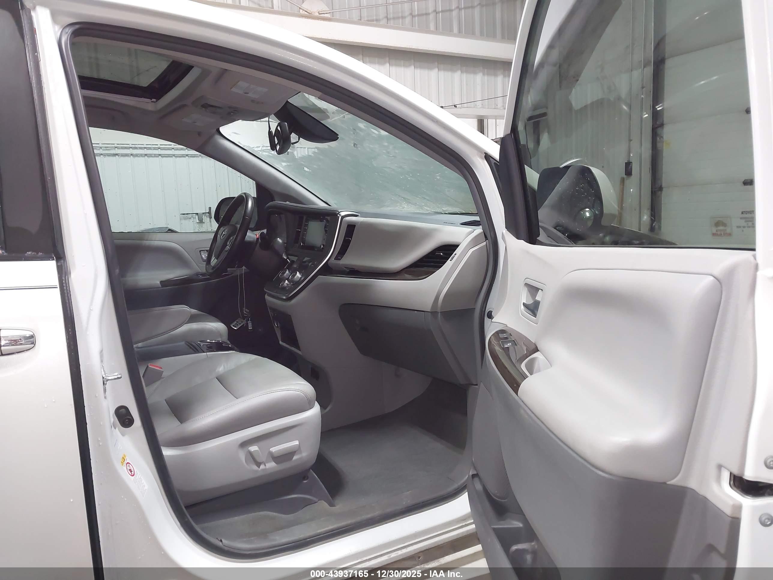 TOYOTA SIENNA image 5