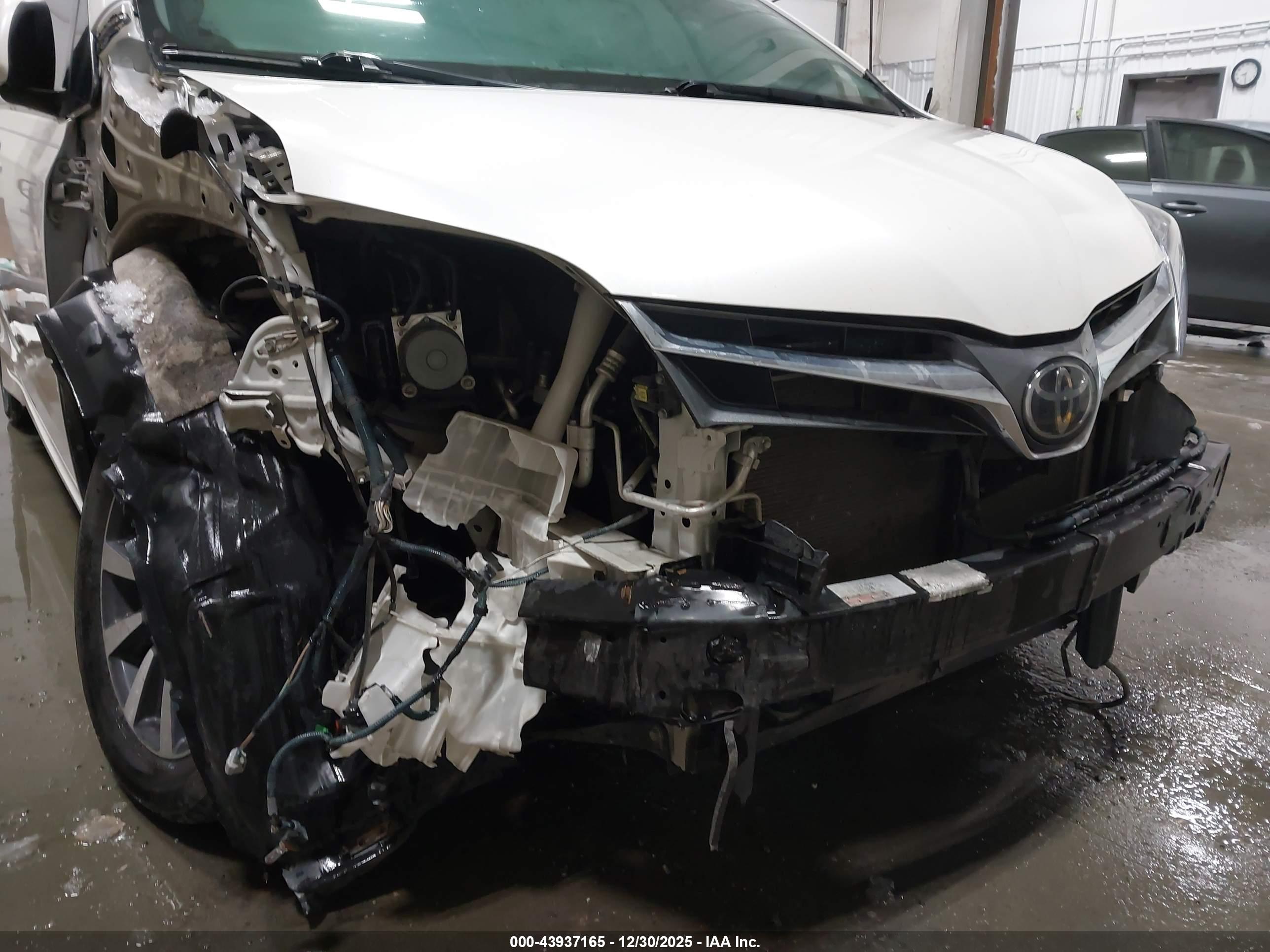 TOYOTA SIENNA image 6