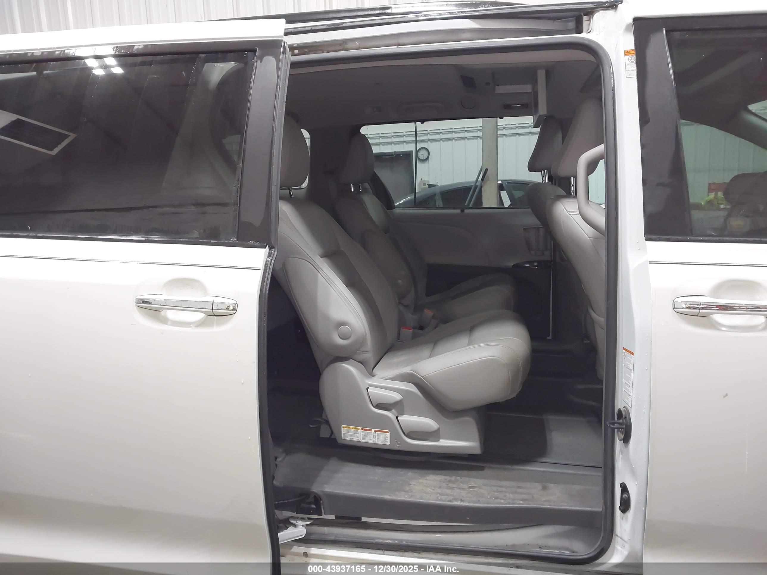 TOYOTA SIENNA image 8