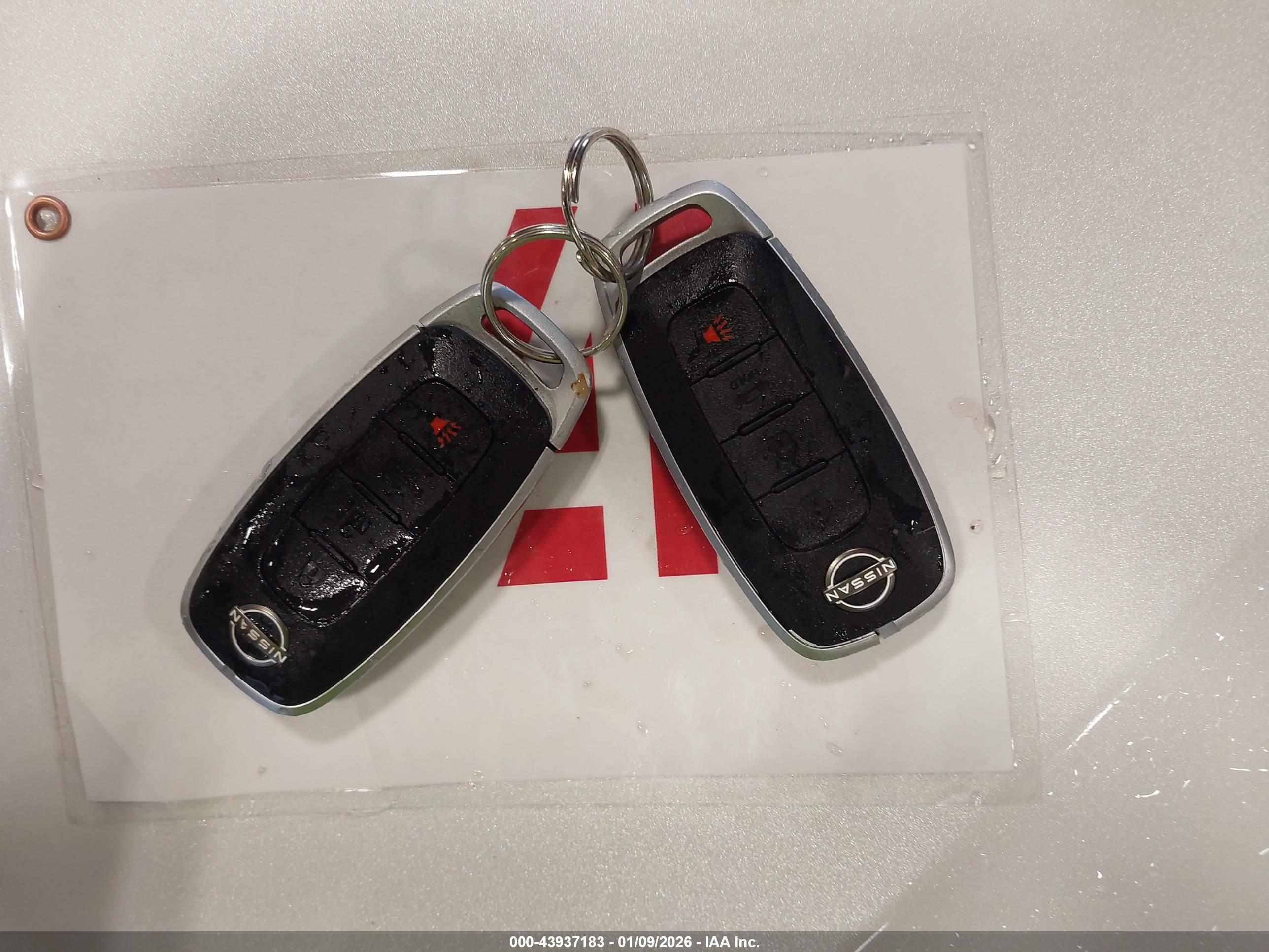 NISSAN VERSA image 11