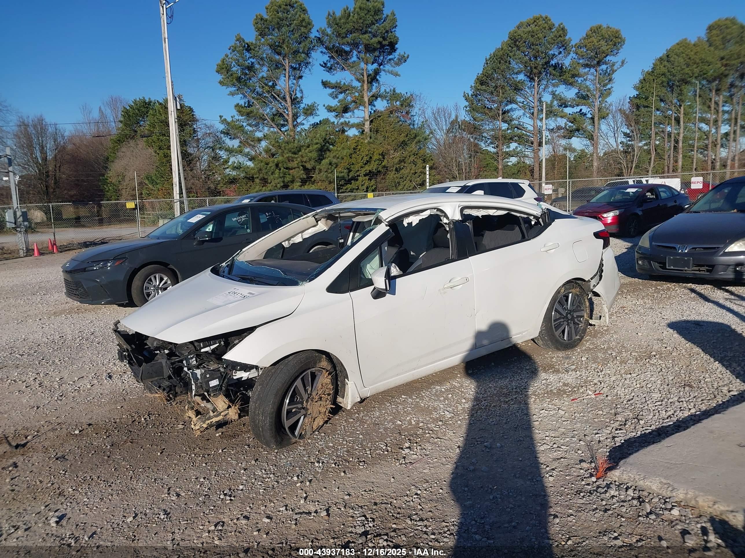NISSAN VERSA image 2
