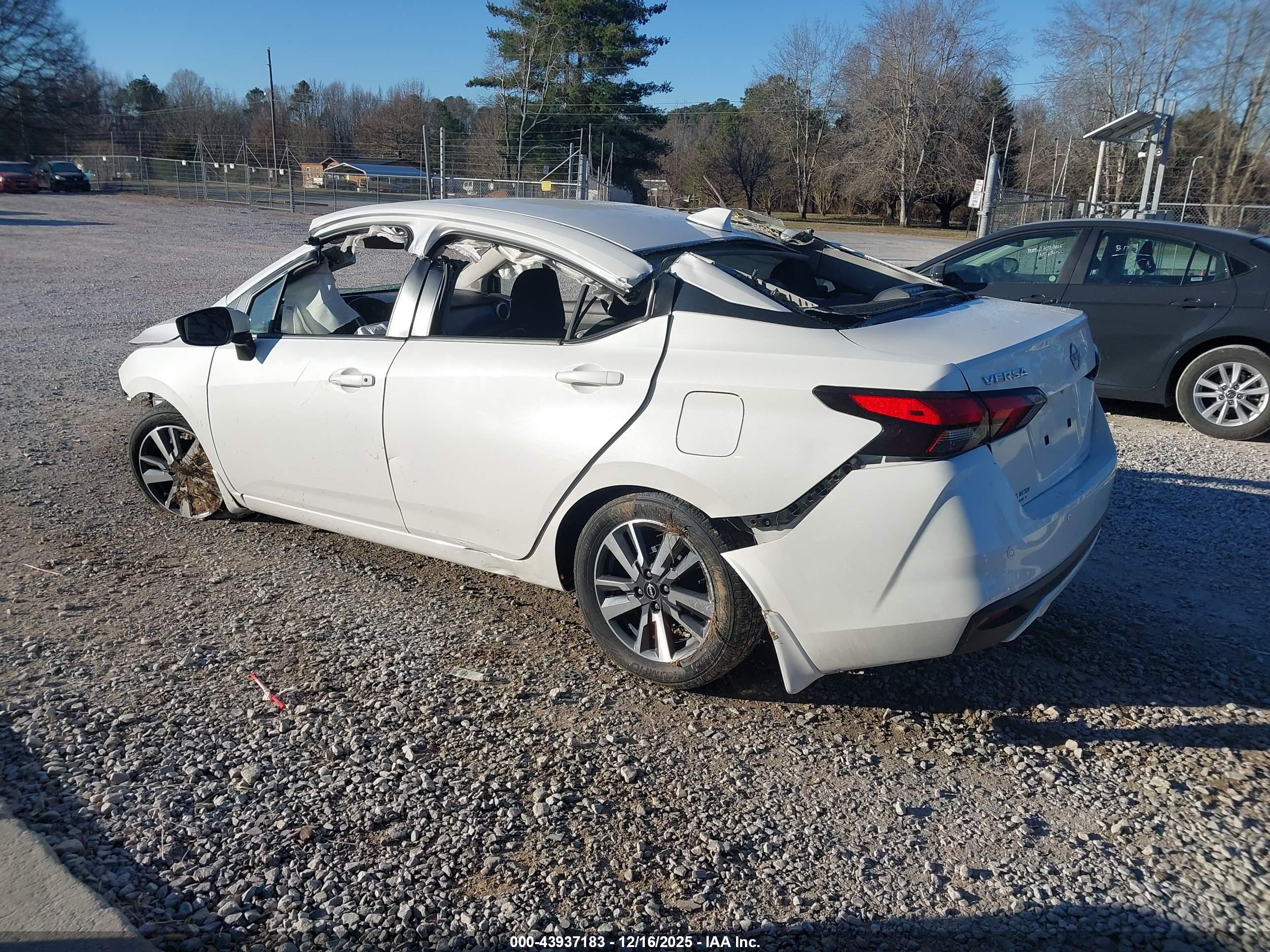 NISSAN VERSA image 3