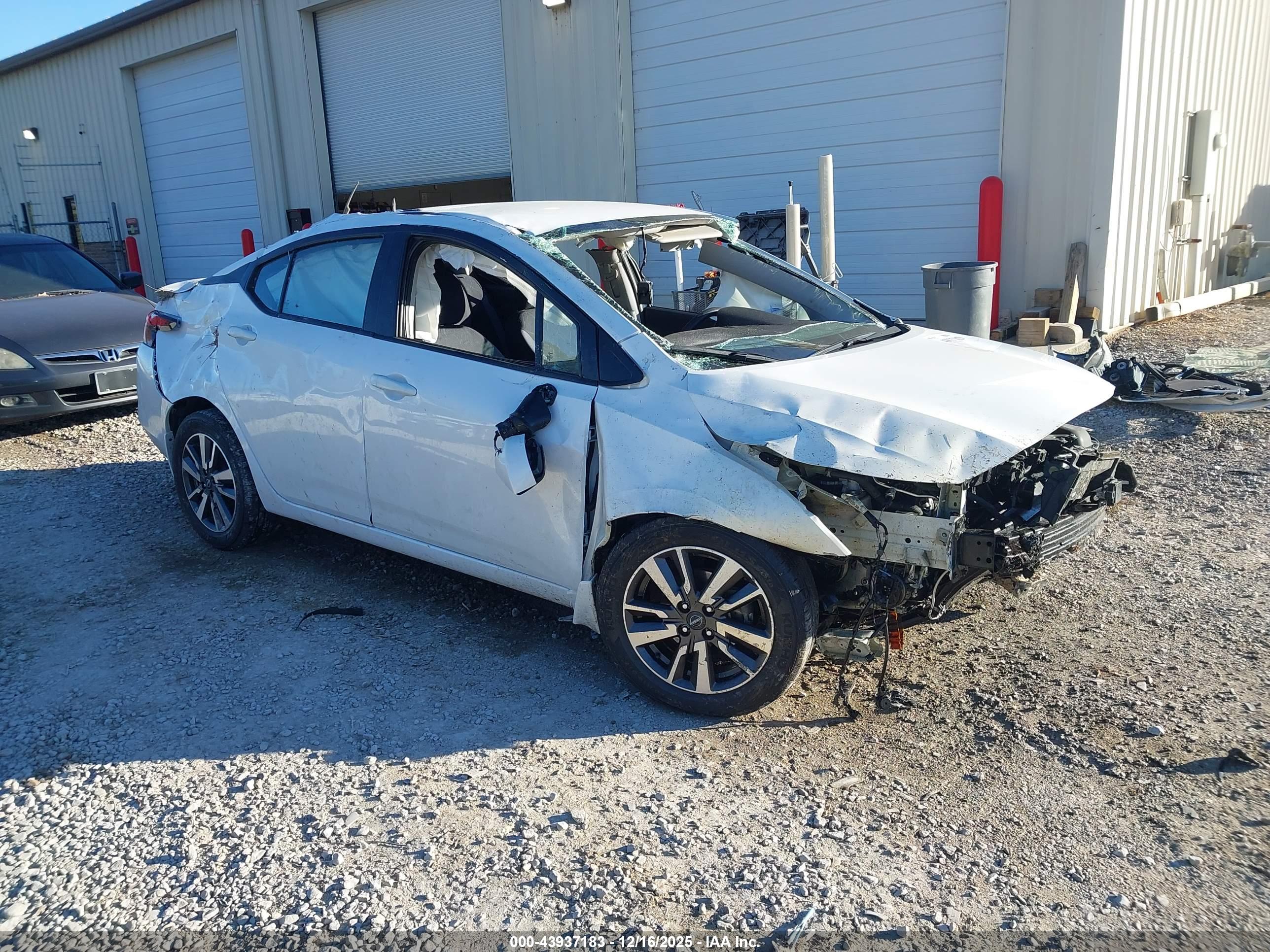 NISSAN VERSA image 6