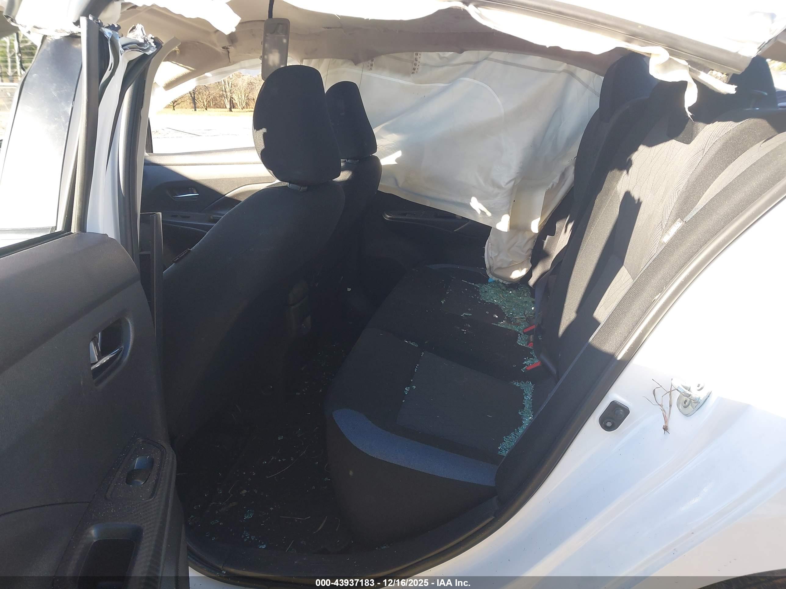 NISSAN VERSA image 8