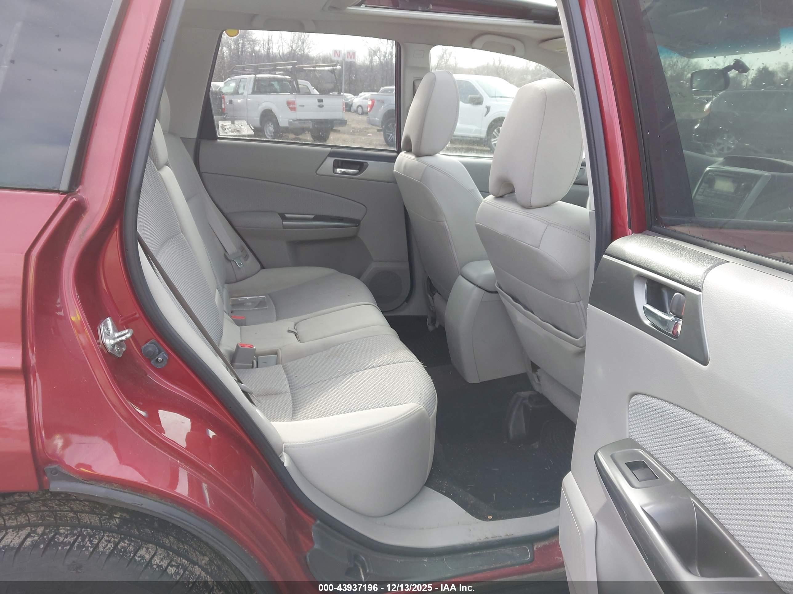 SUBARU FORESTER image 8