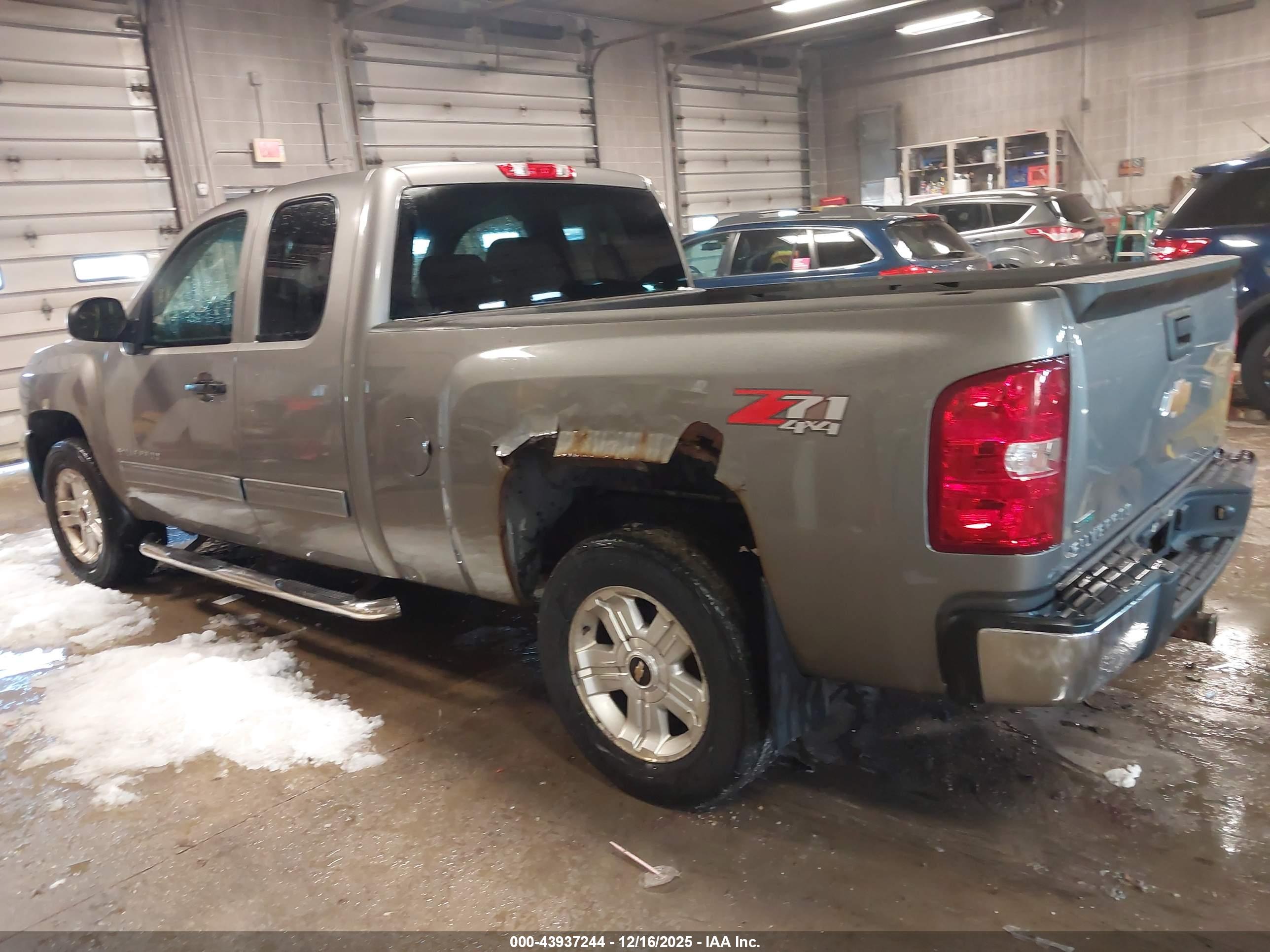 CHEVROLET SILVERADO image 3