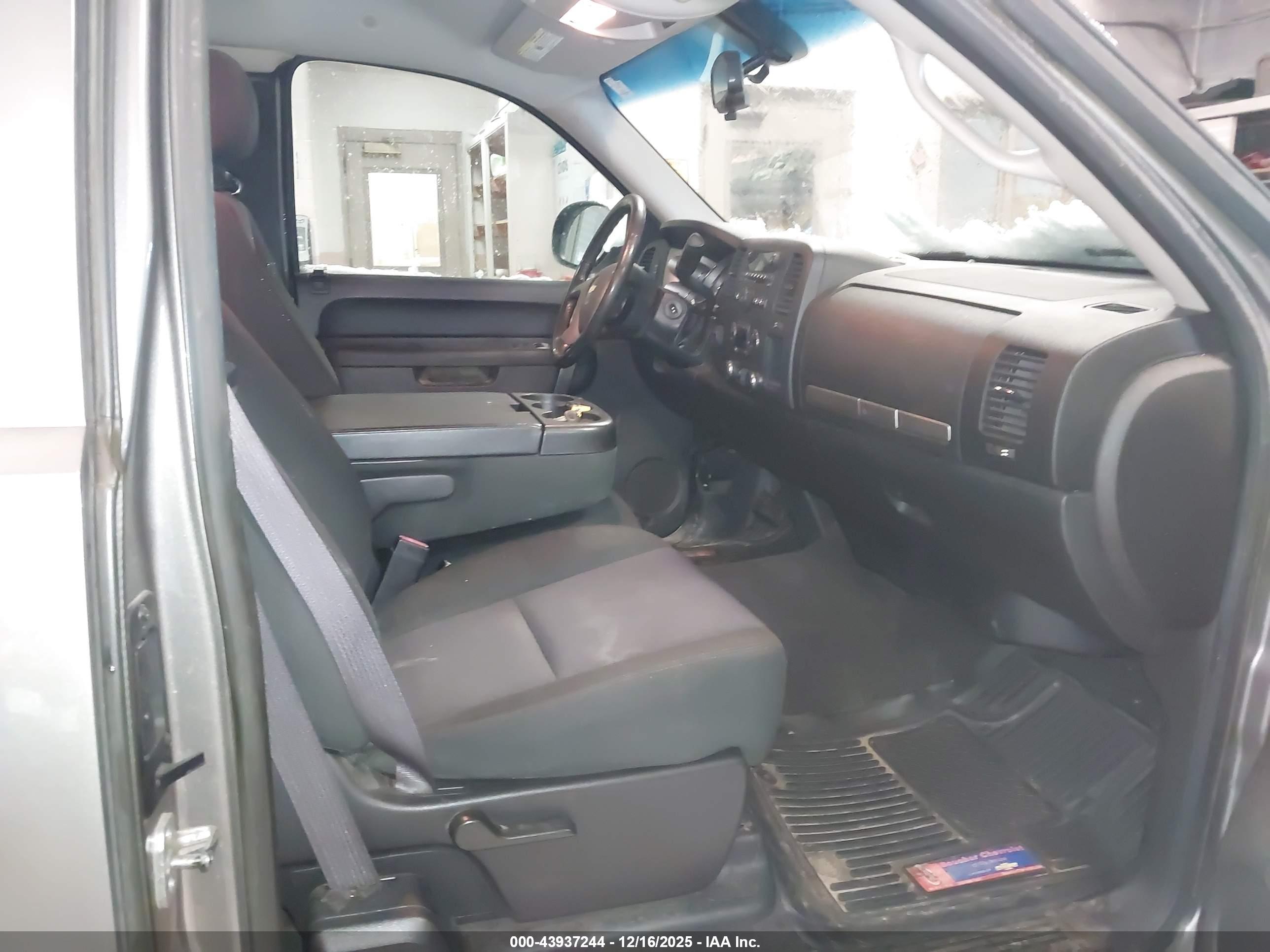 CHEVROLET SILVERADO image 5