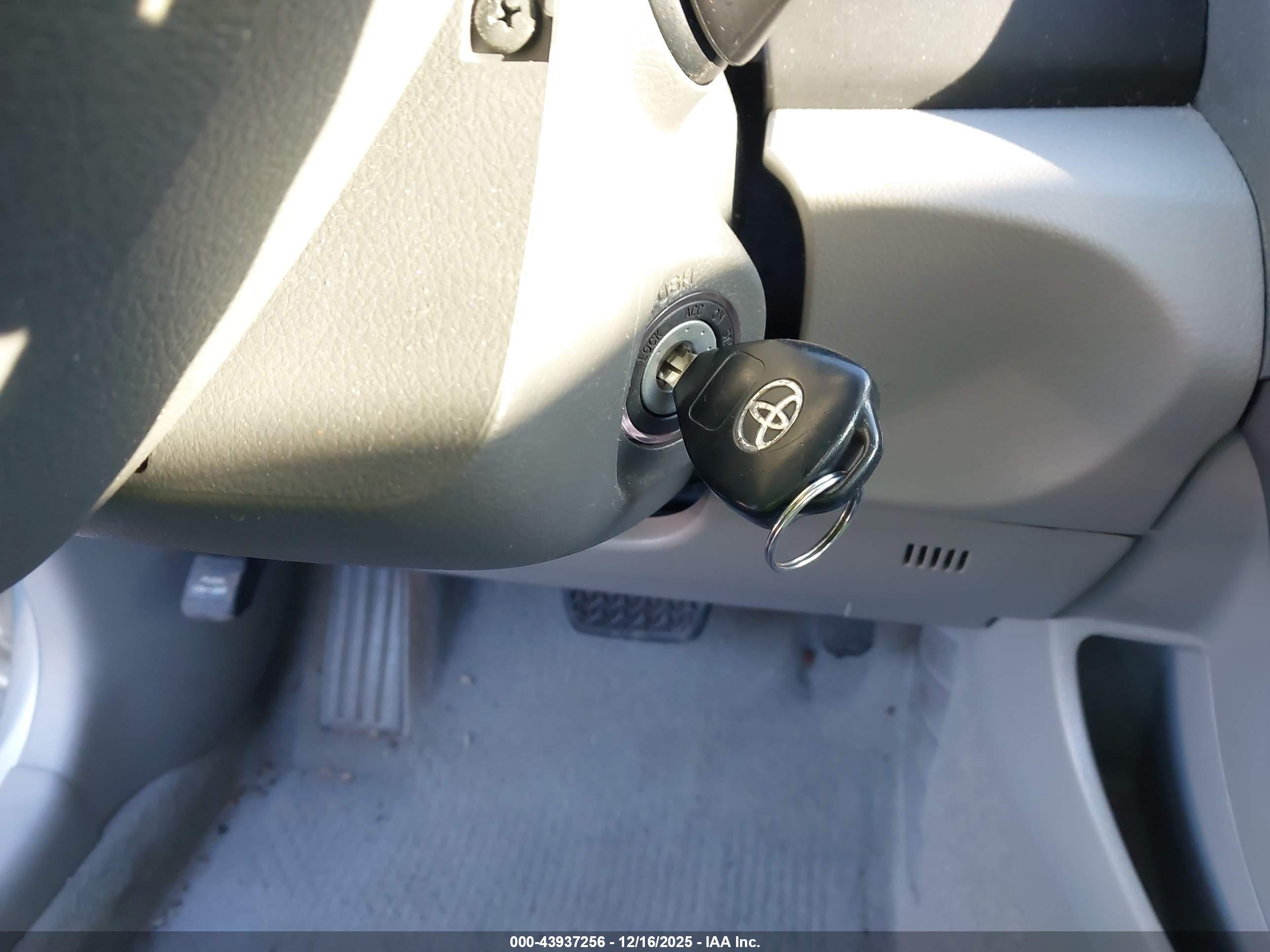 TOYOTA CAMRY image 11