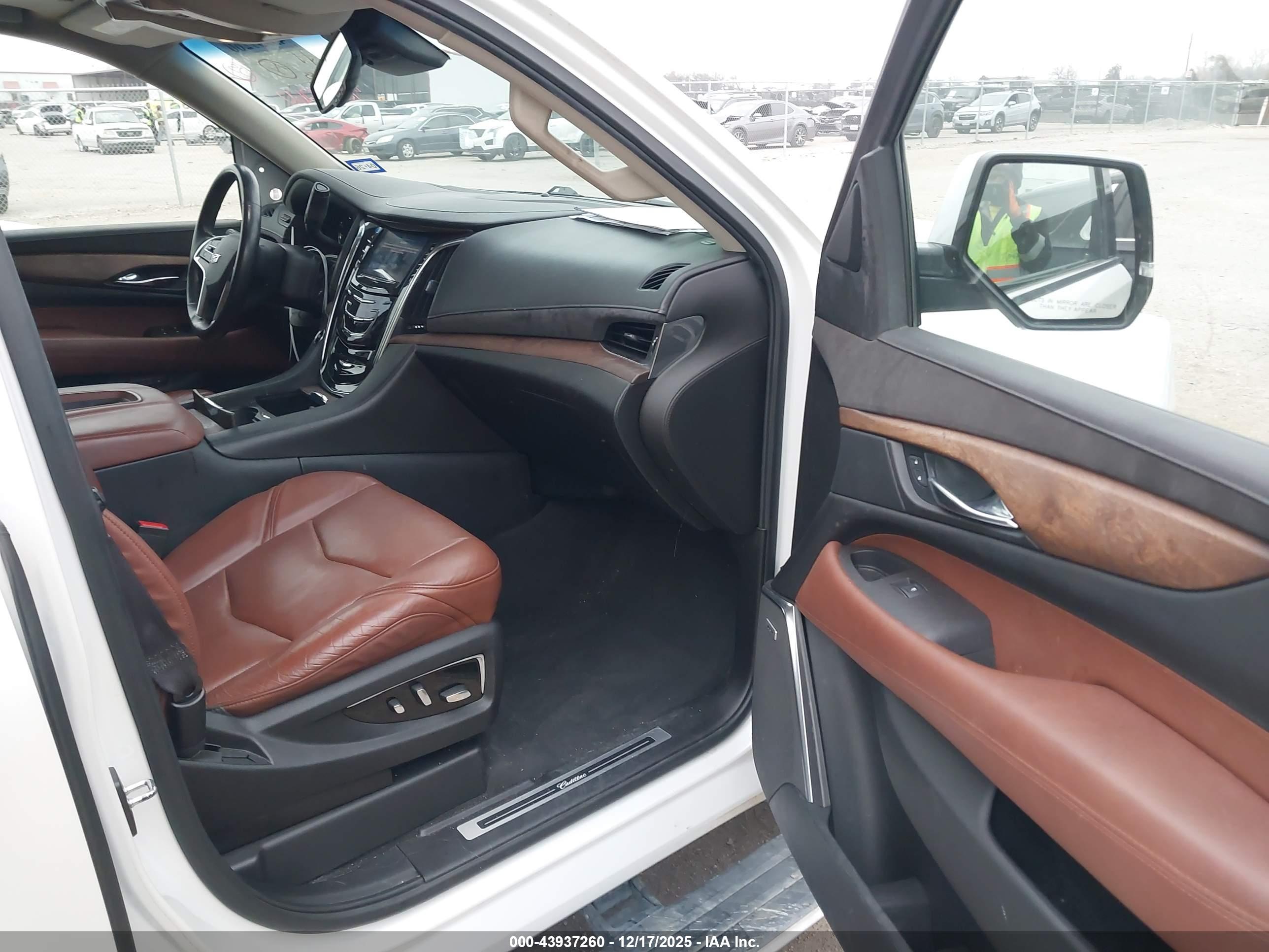 CADILLAC ESCALADE image 5