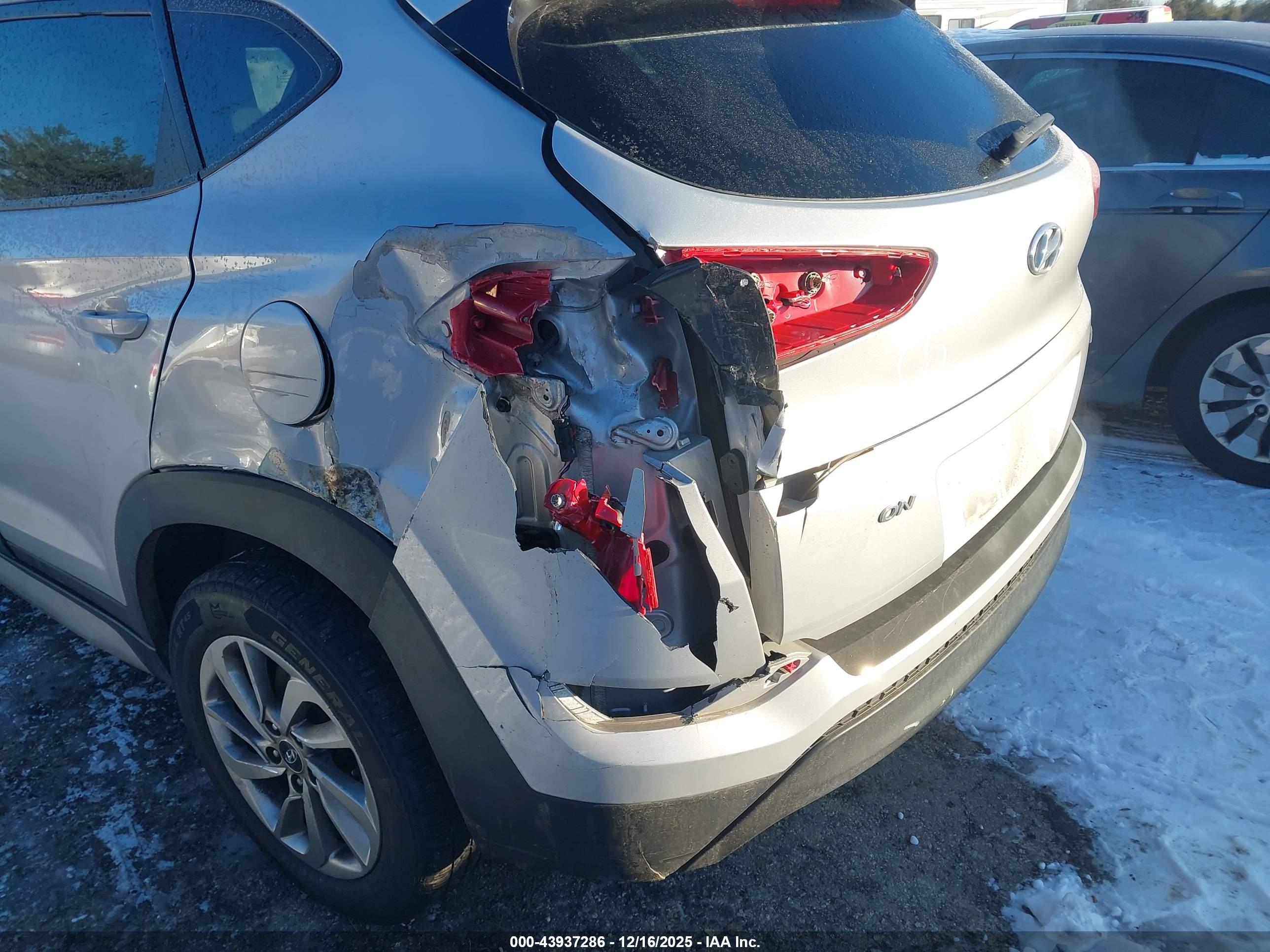 HYUNDAI TUCSON image 6