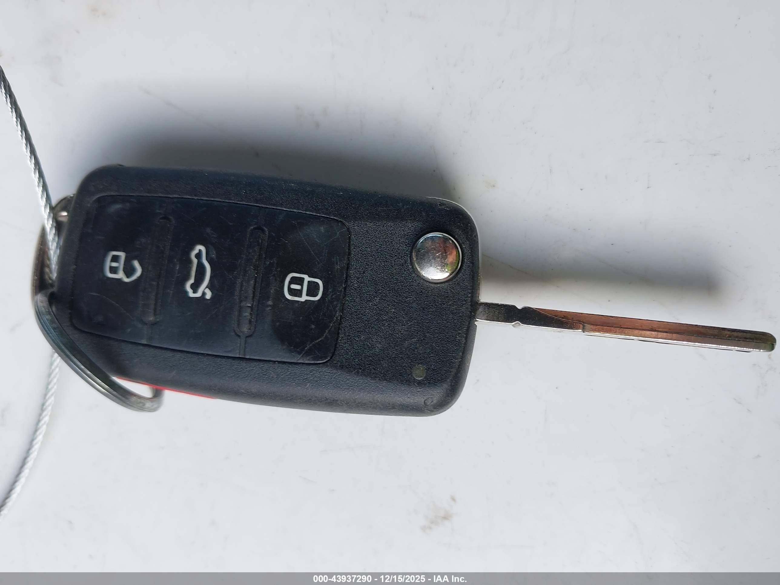 VOLKSWAGEN BEETLE image 11