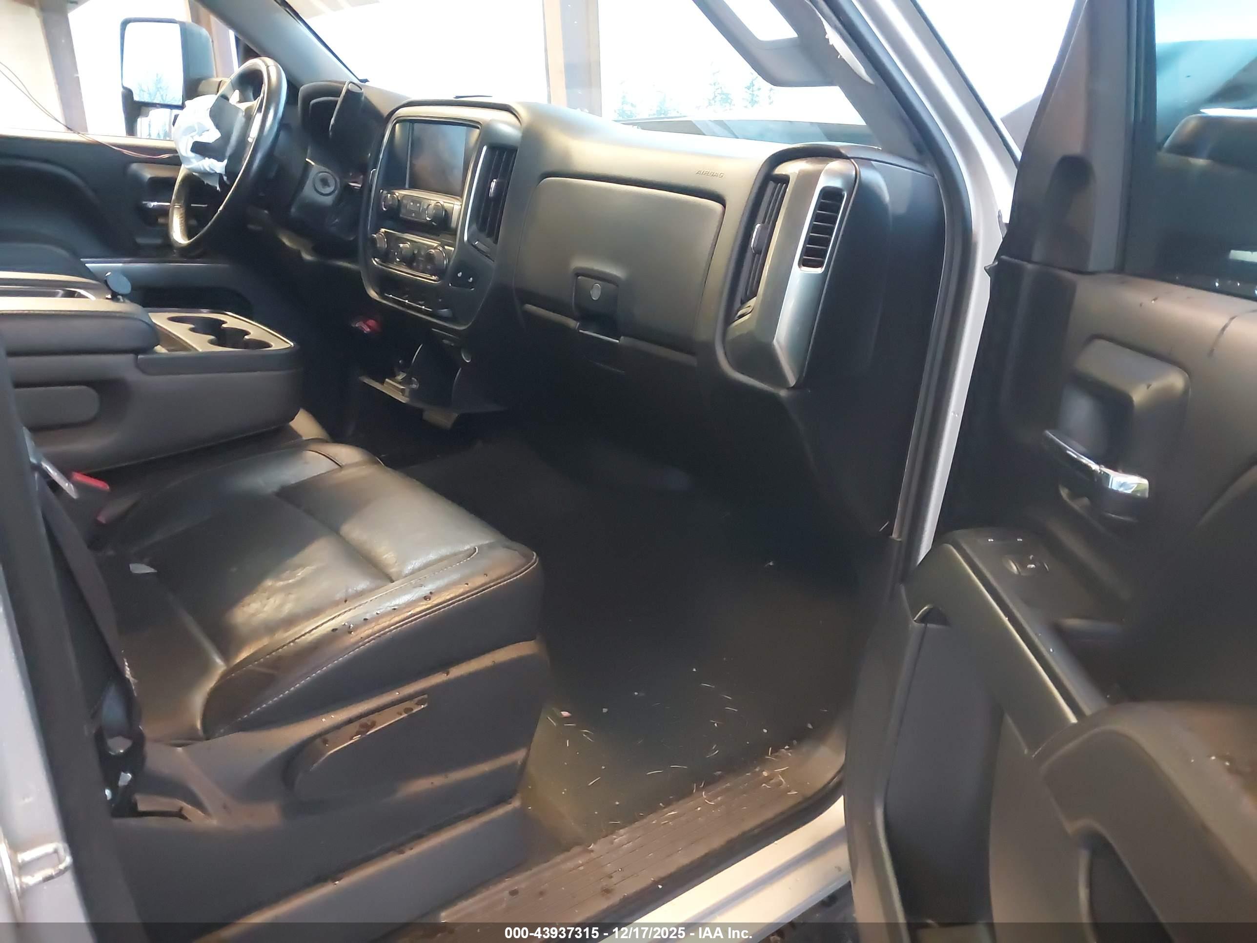 CHEVROLET SILVERADO image 5