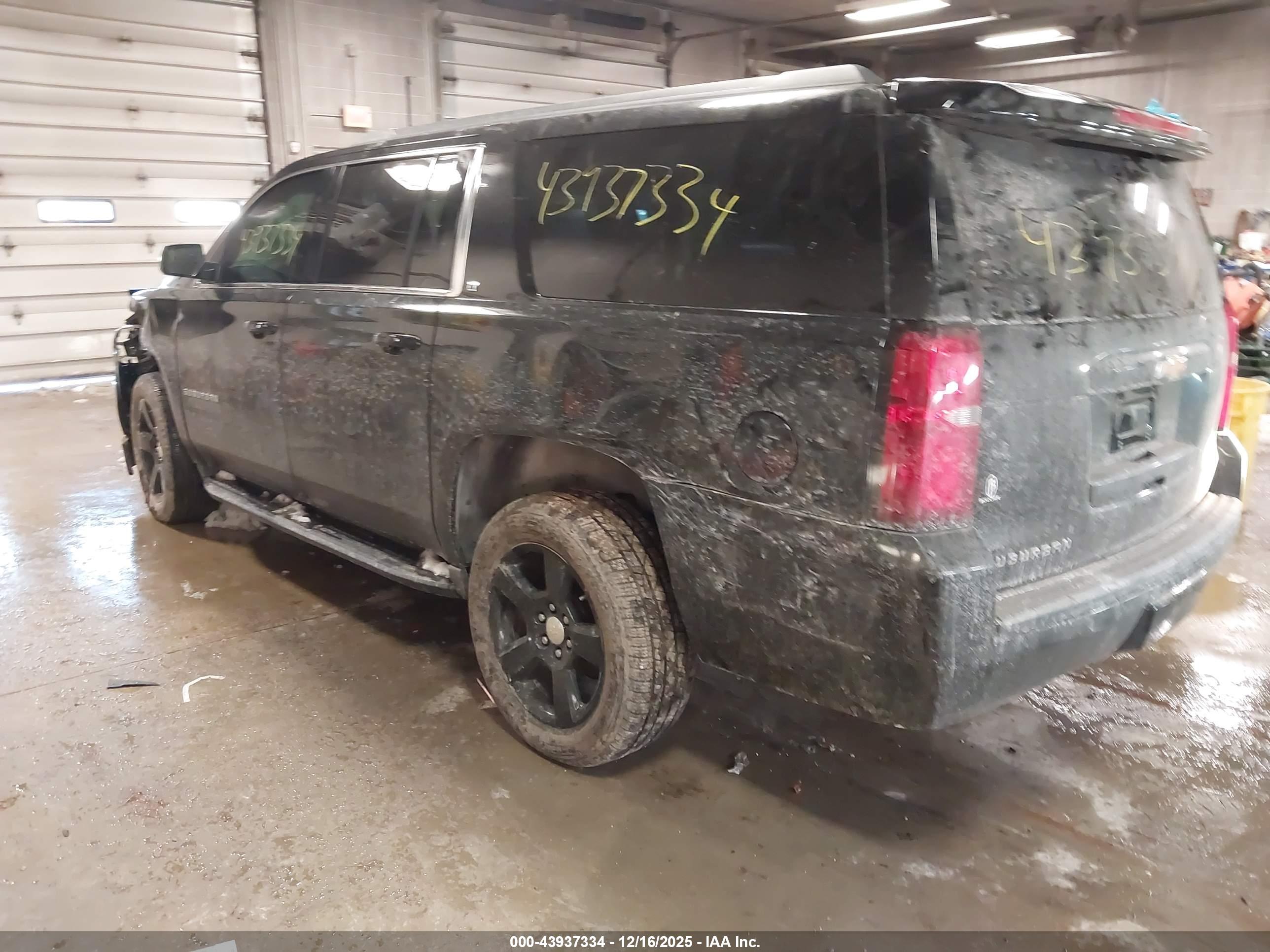 CHEVROLET SUBURBAN image 3