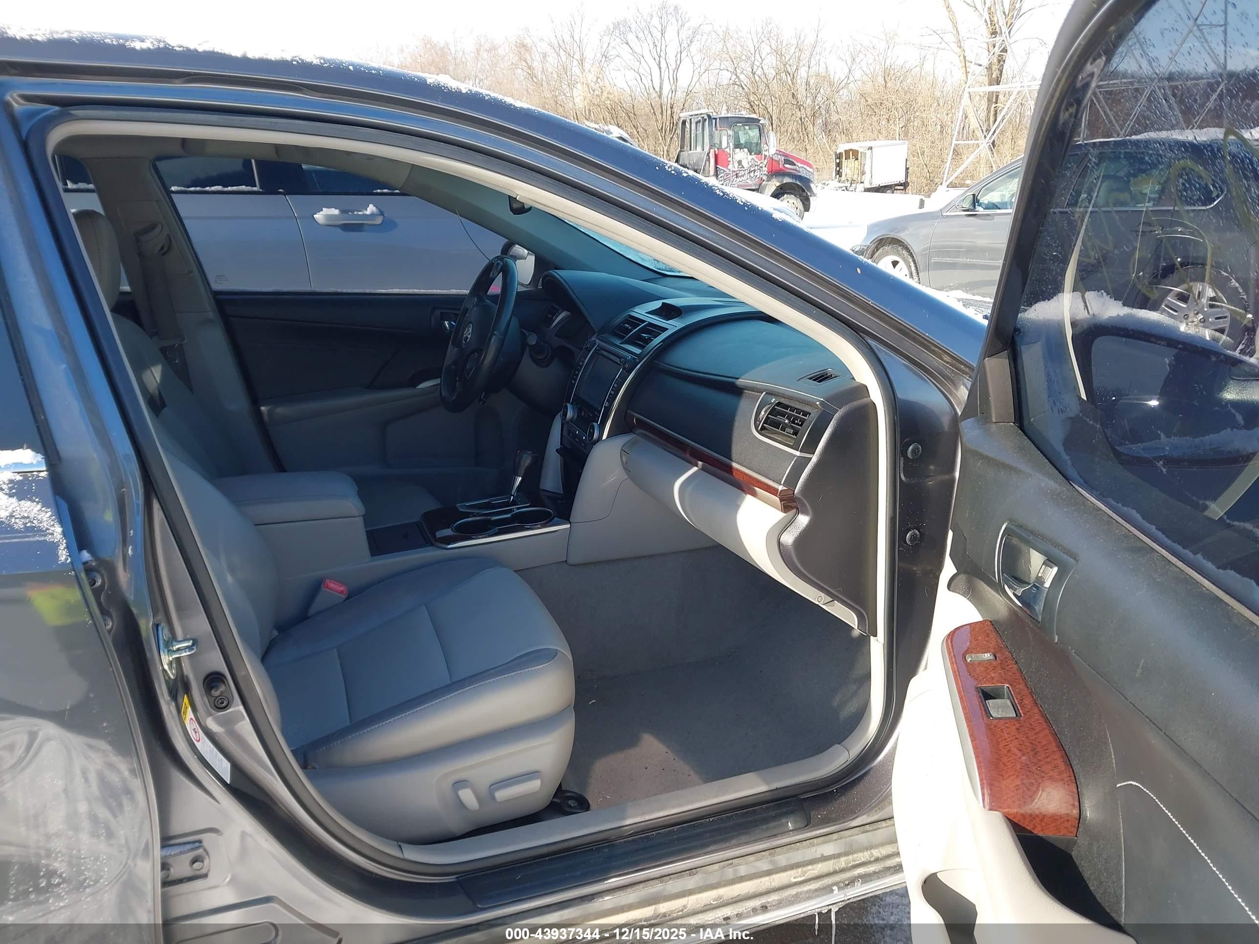 TOYOTA CAMRY image 5