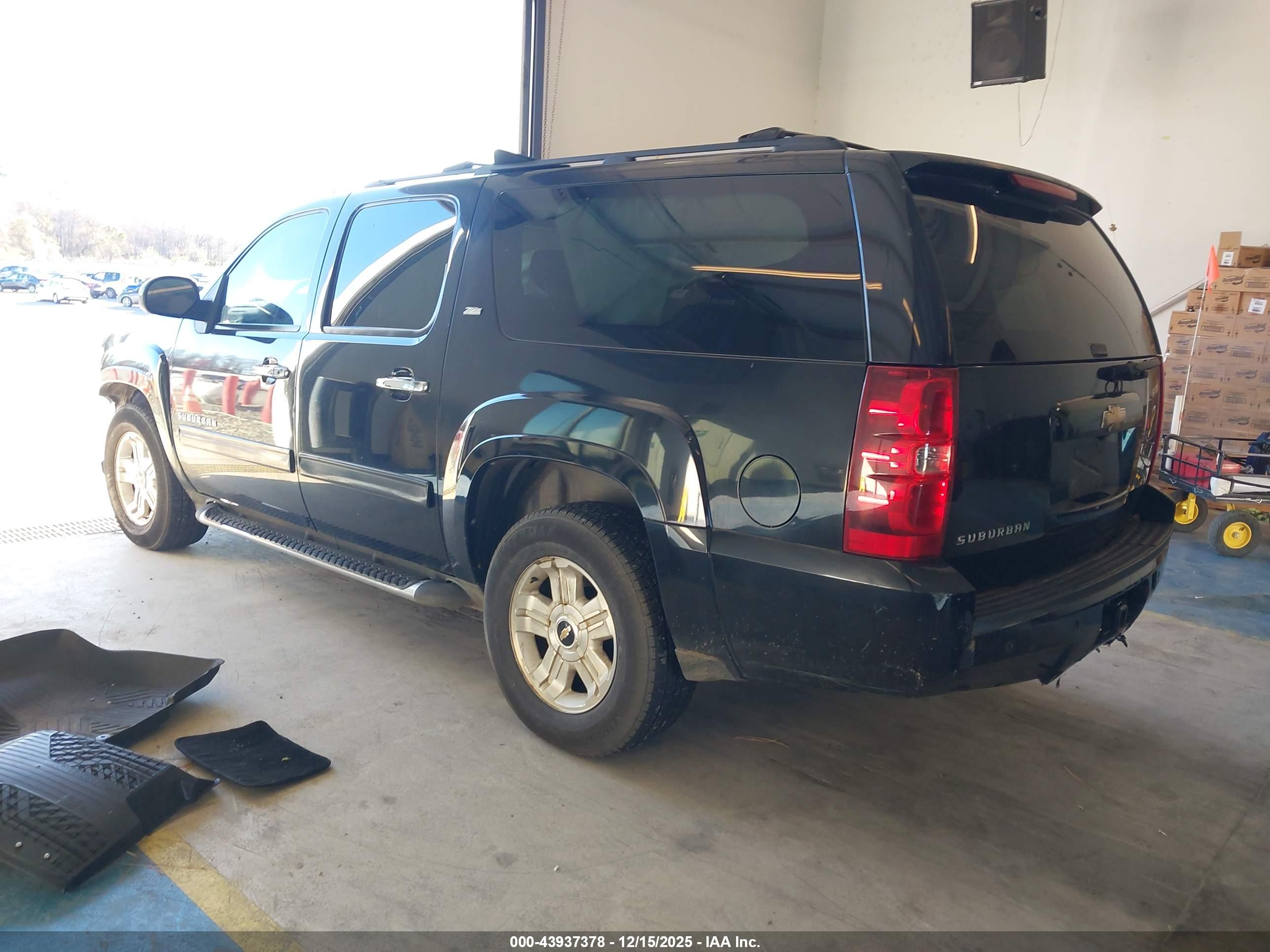 CHEVROLET SUBURBAN image 3