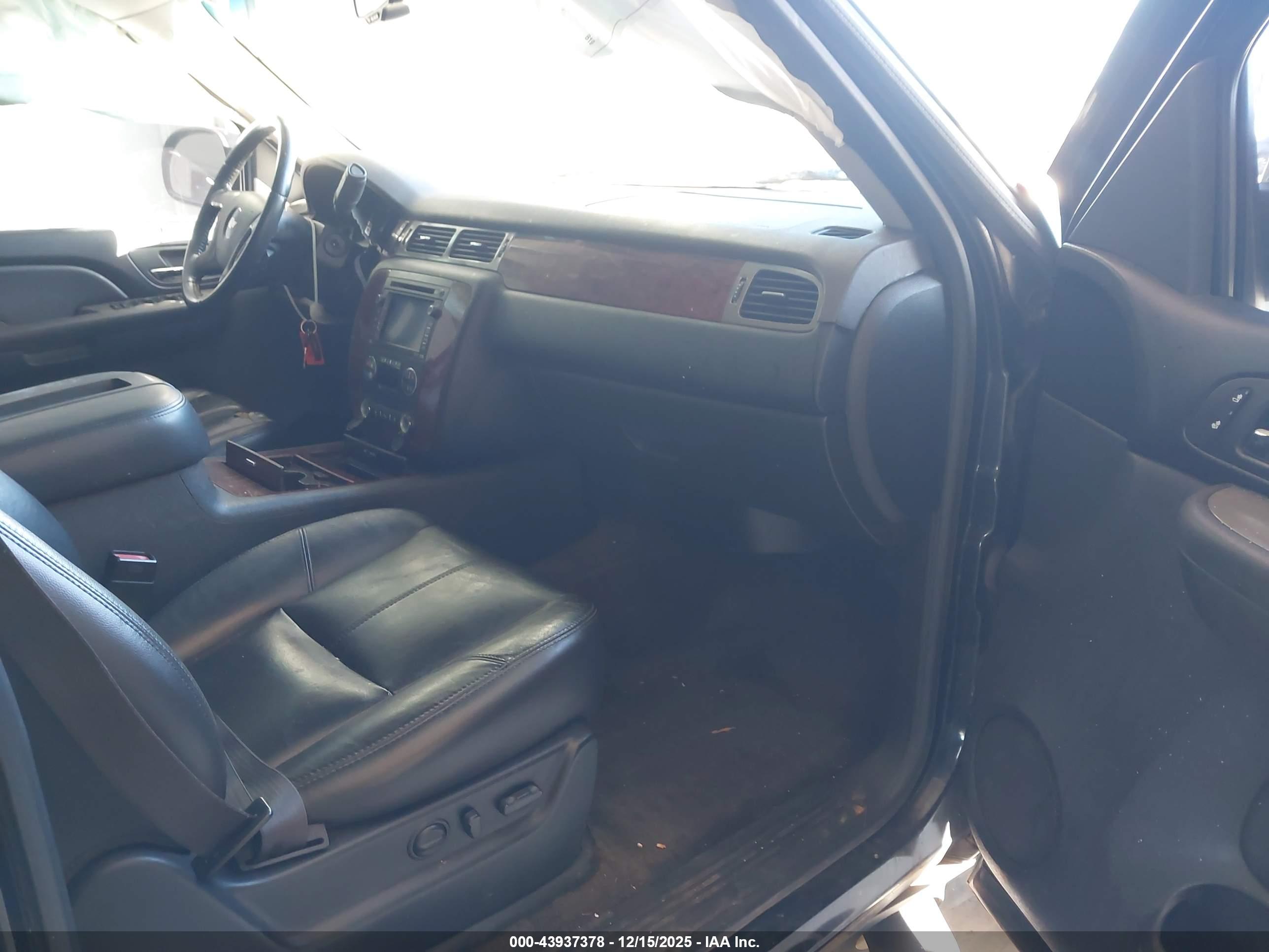 CHEVROLET SUBURBAN image 5