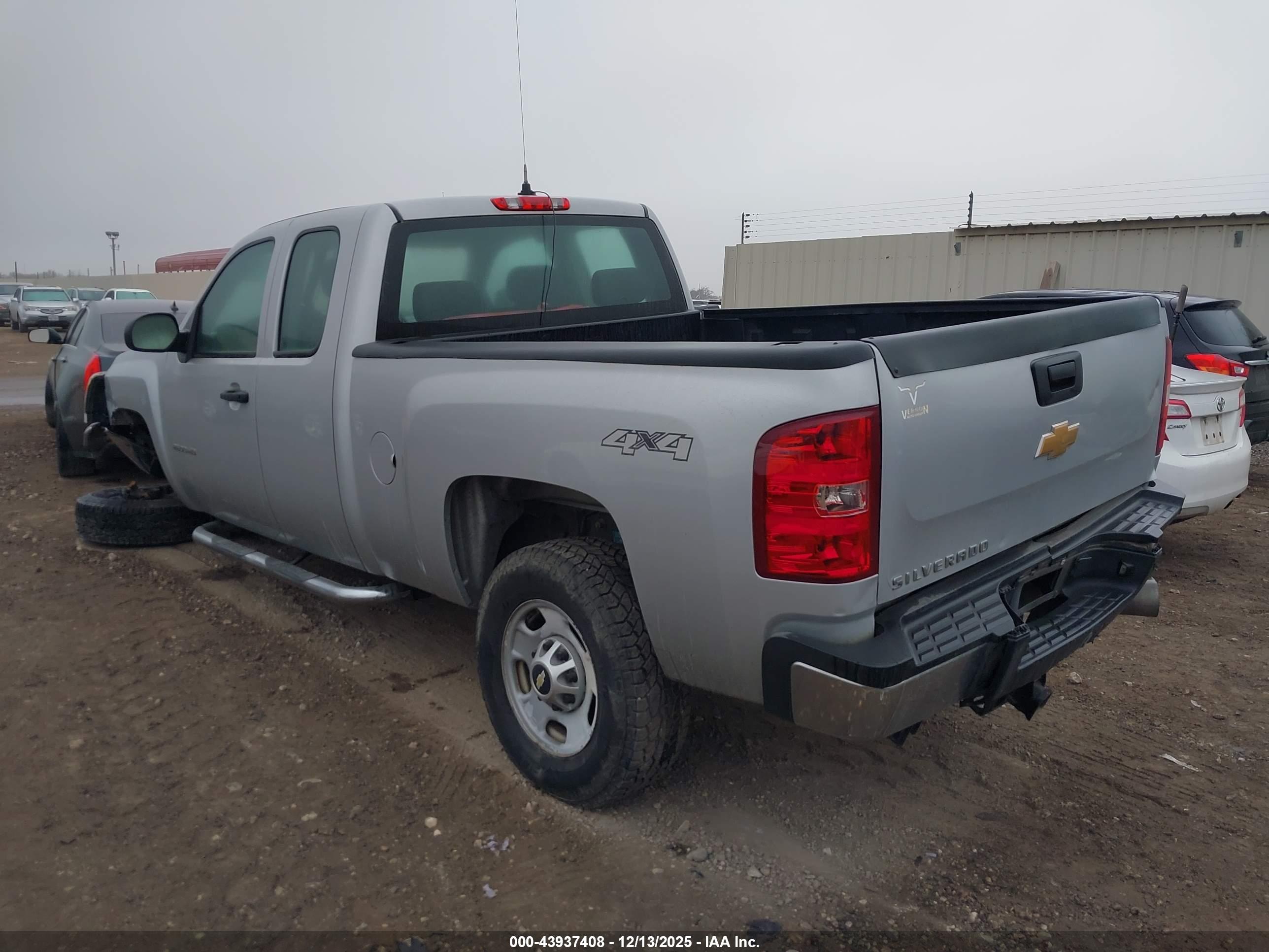 CHEVROLET SILVERADO image 3