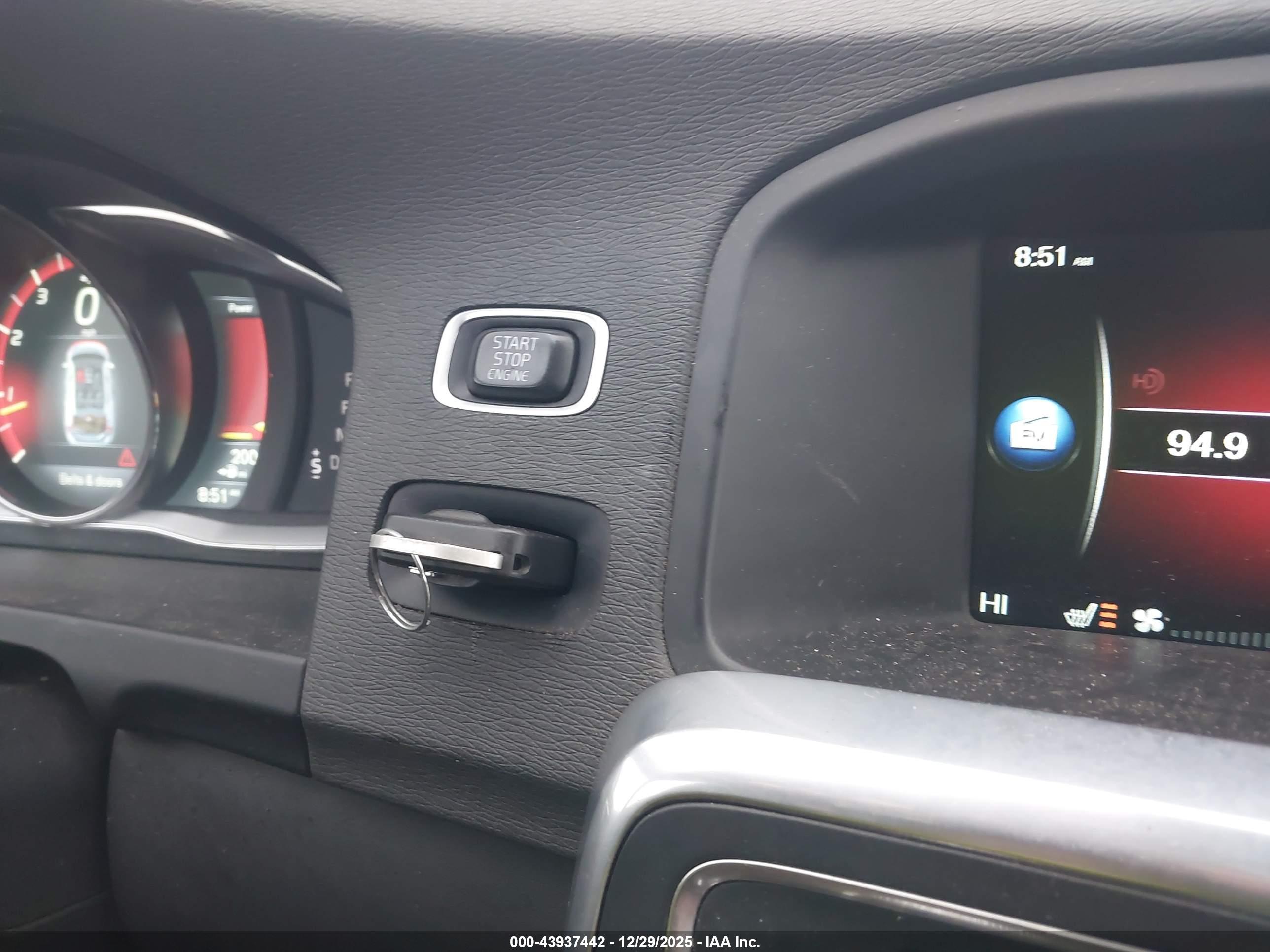 VOLVO V60 image 11