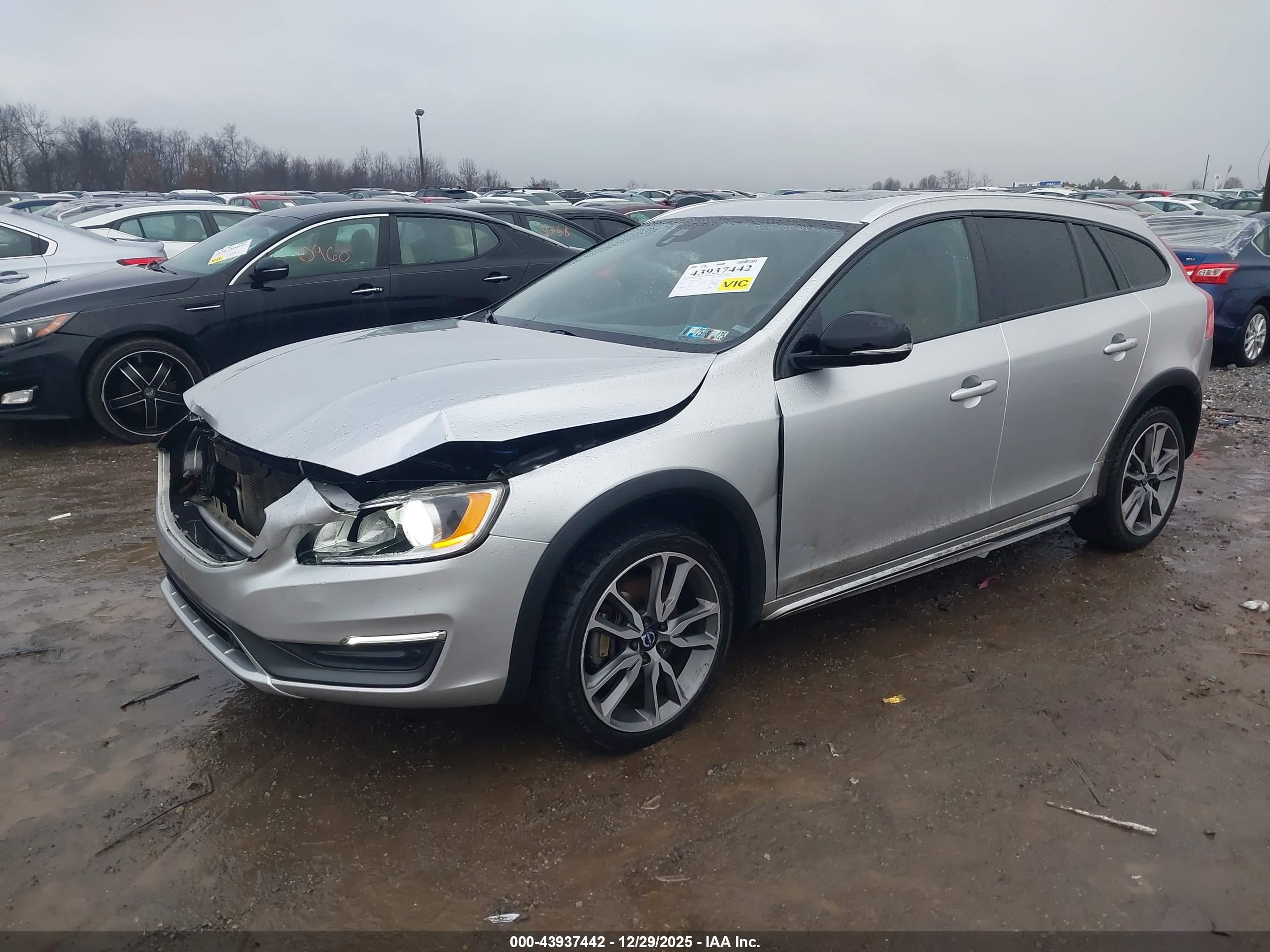 VOLVO V60 image 2