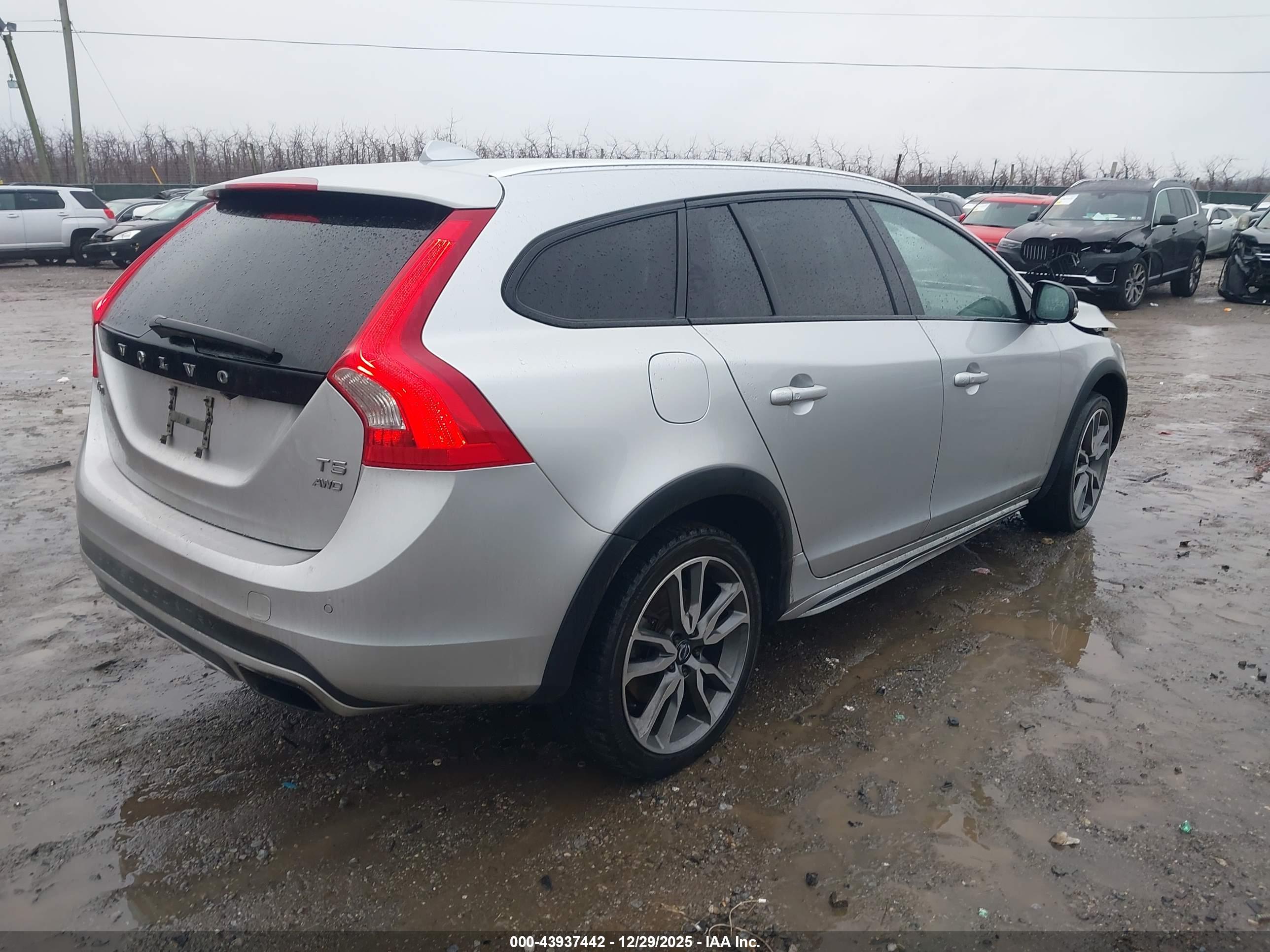 VOLVO V60 image 4