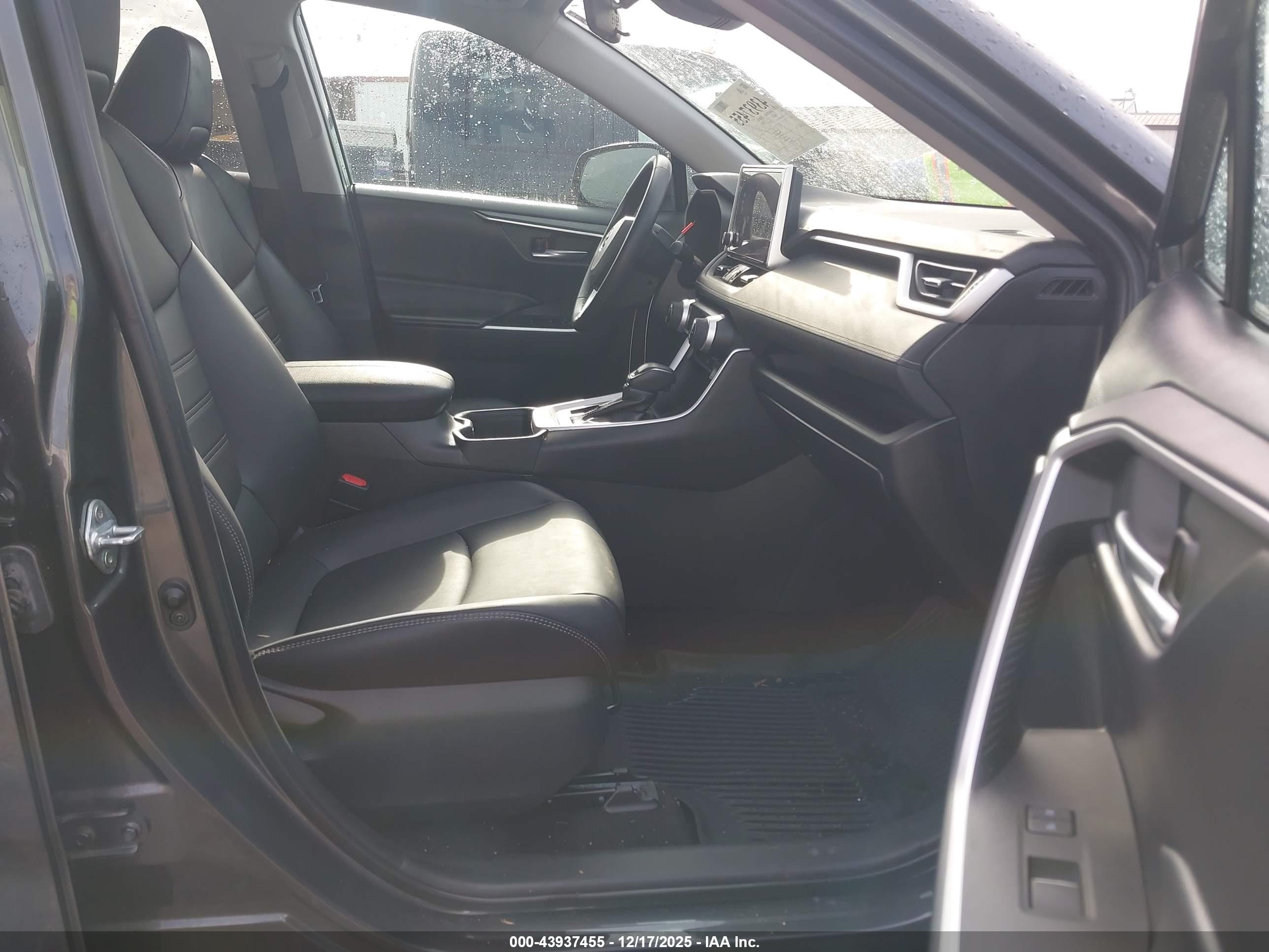 TOYOTA RAV4 image 5