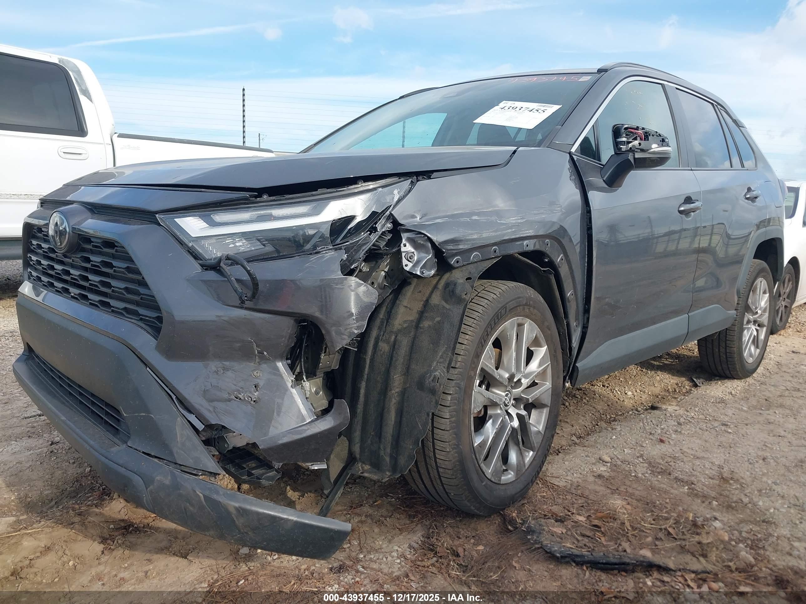 TOYOTA RAV4 image 6