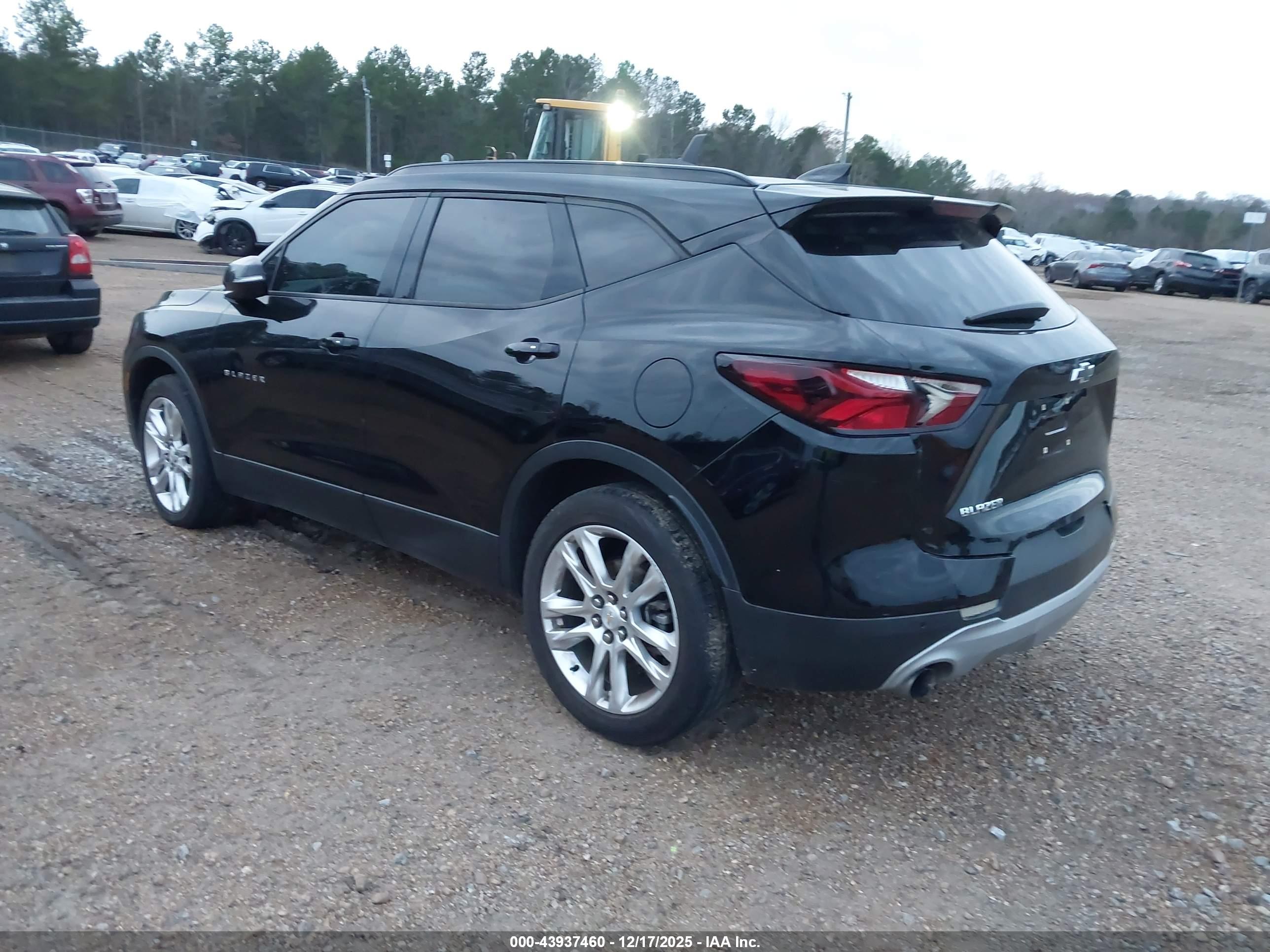 CHEVROLET BLAZER image 3