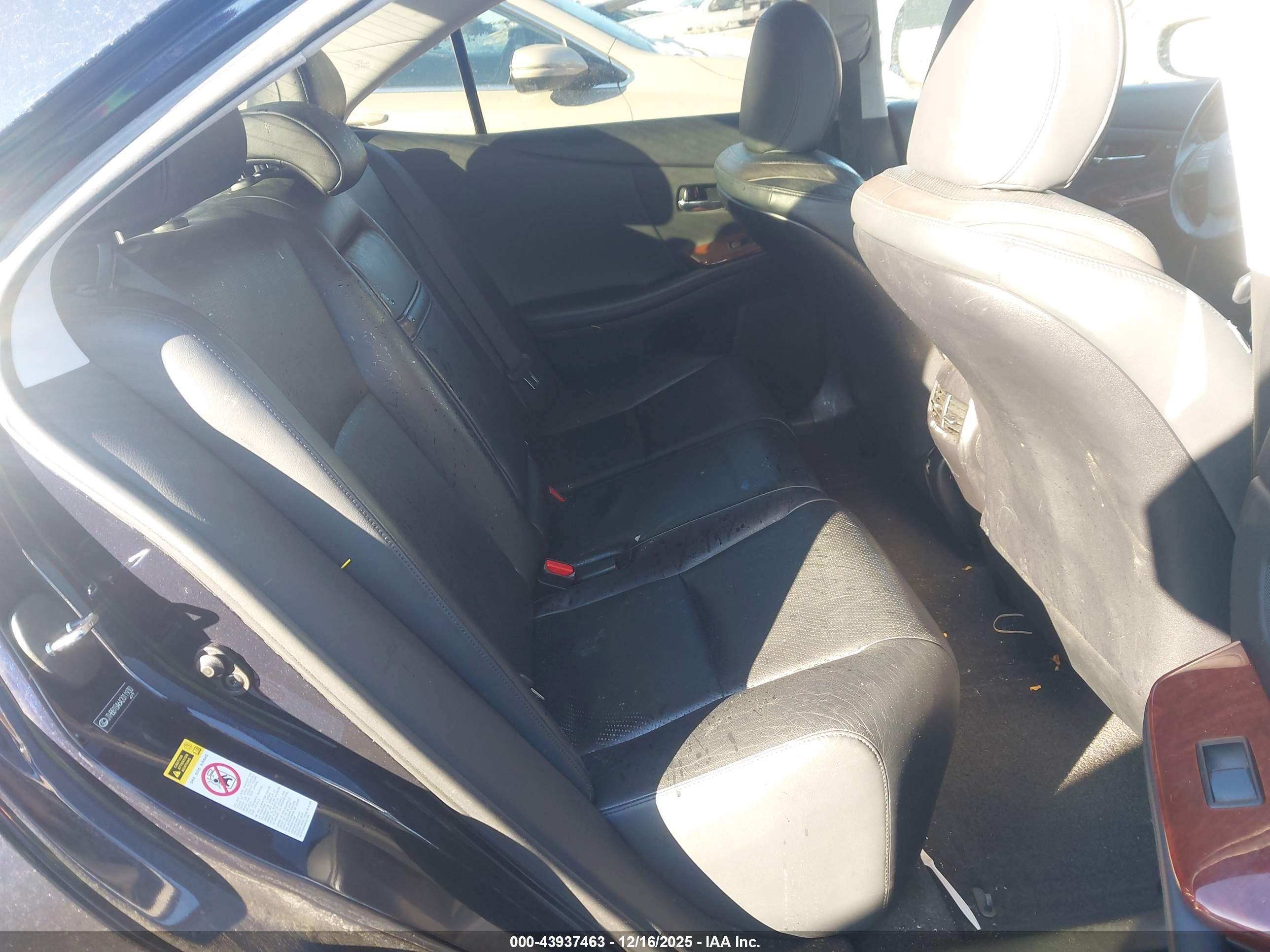 LEXUS HS image 8