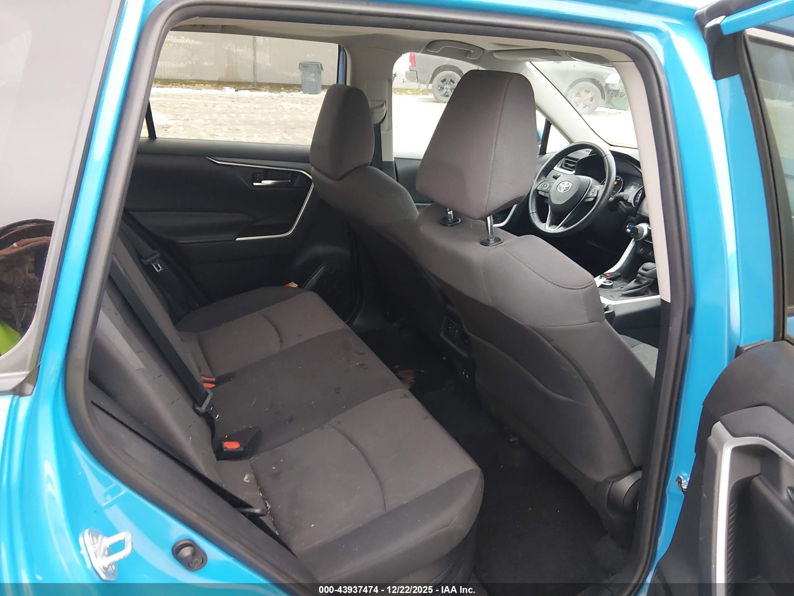 TOYOTA RAV4 image 8