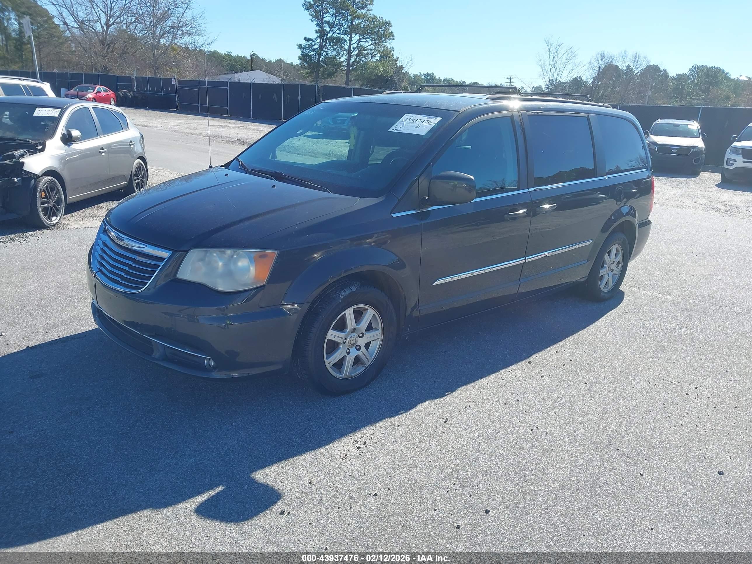 CHRYSLER TOWN image 2
