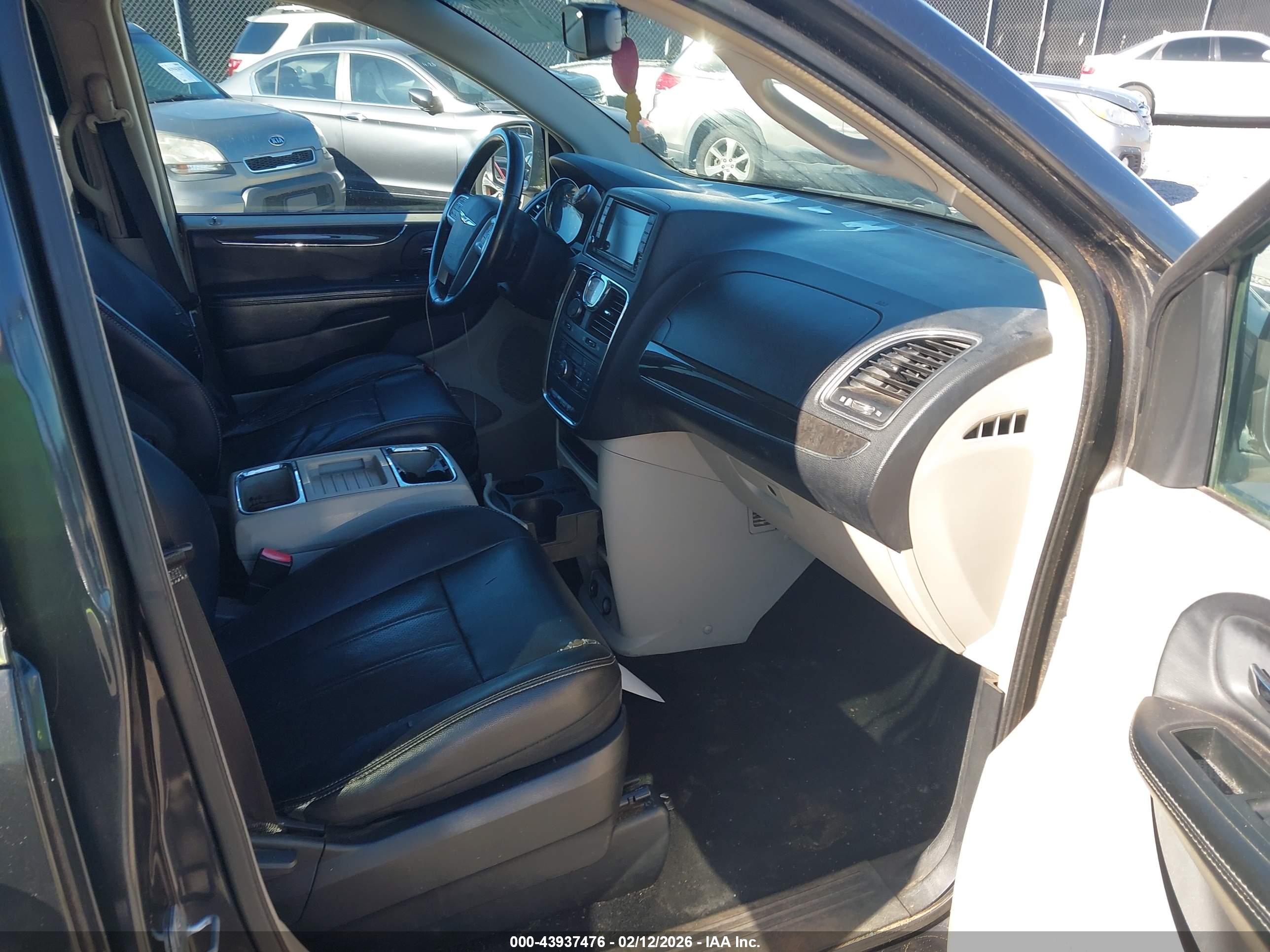 CHRYSLER TOWN image 5